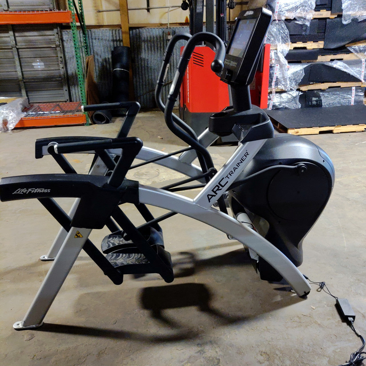 Life Fitness Arc Trainer Total Body with SmartScreen - Premium Home & Gym Cardio Equipment for Full-Body Workouts & Fitness Training