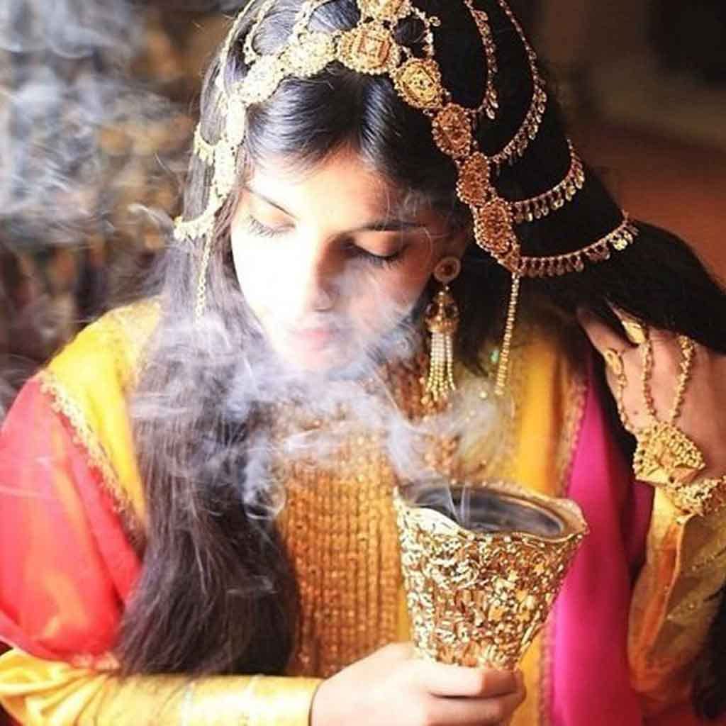 Premium Muattar Vanilla Oud 50g - Natural Vanilla Scented Agarwood Incense Chips | Perfect for Charcoal Bricks & Electric Bukhoor Burners (Mabkhara) | Arabian Home Fragrance & Hair Oud Diffuser | Ideal for Meditation, Relaxation & Creating Luxurious Arabian Ambiance