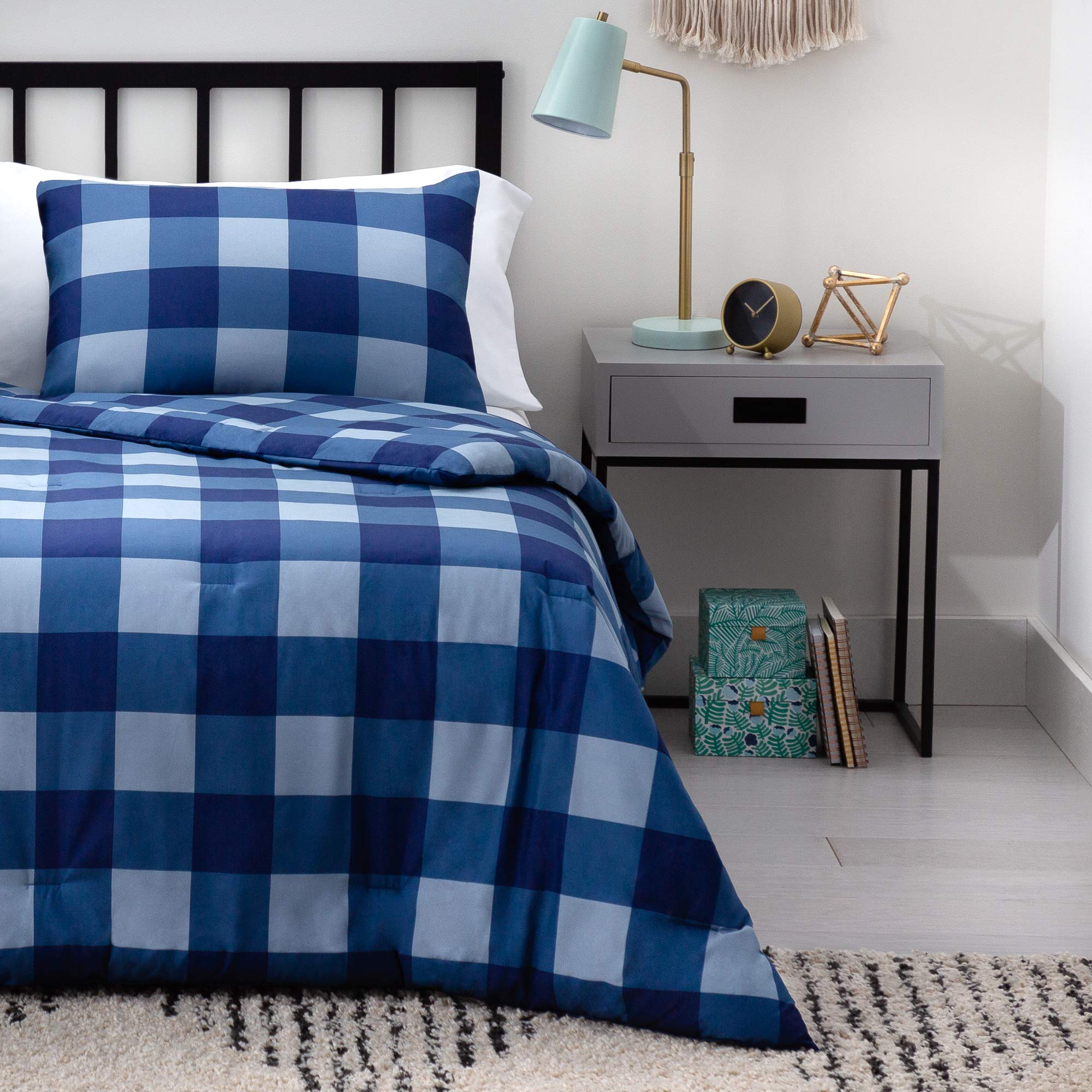 LINENSPA All Season Hypoallergenic Down Alternative Microfiber Comforter - Twin Size, White & Navy - Soft & Breathable Bedding for Allergy Relief - Perfect for Year-Round Comfort in Bedrooms, Guest Rooms & Dorms