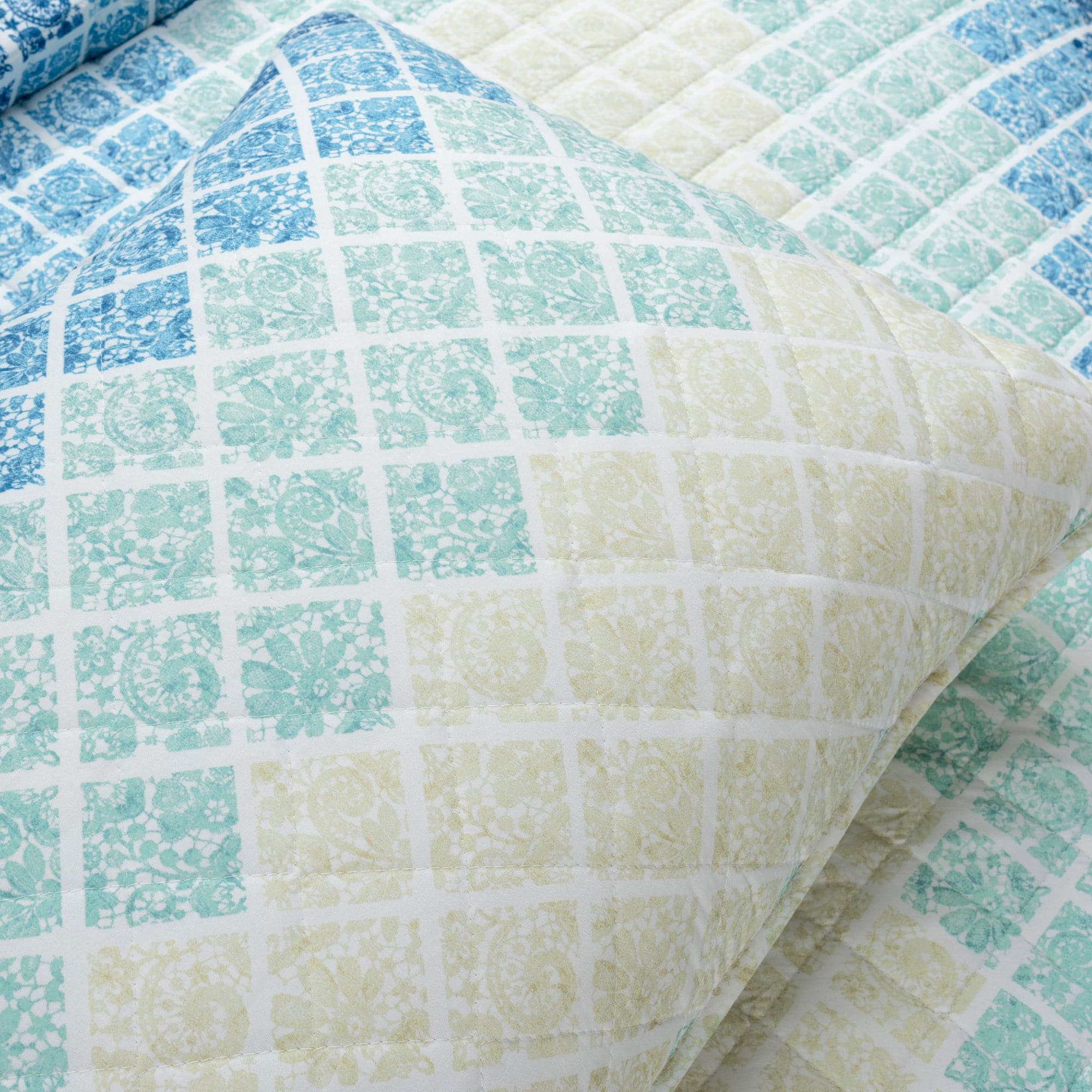 Medallion Ombre Reversible Quilt 3-Piece Bedding Set - King/Queen Size Comforter with Pillow Shams - Luxury Bedroom Decor for Modern Homes
