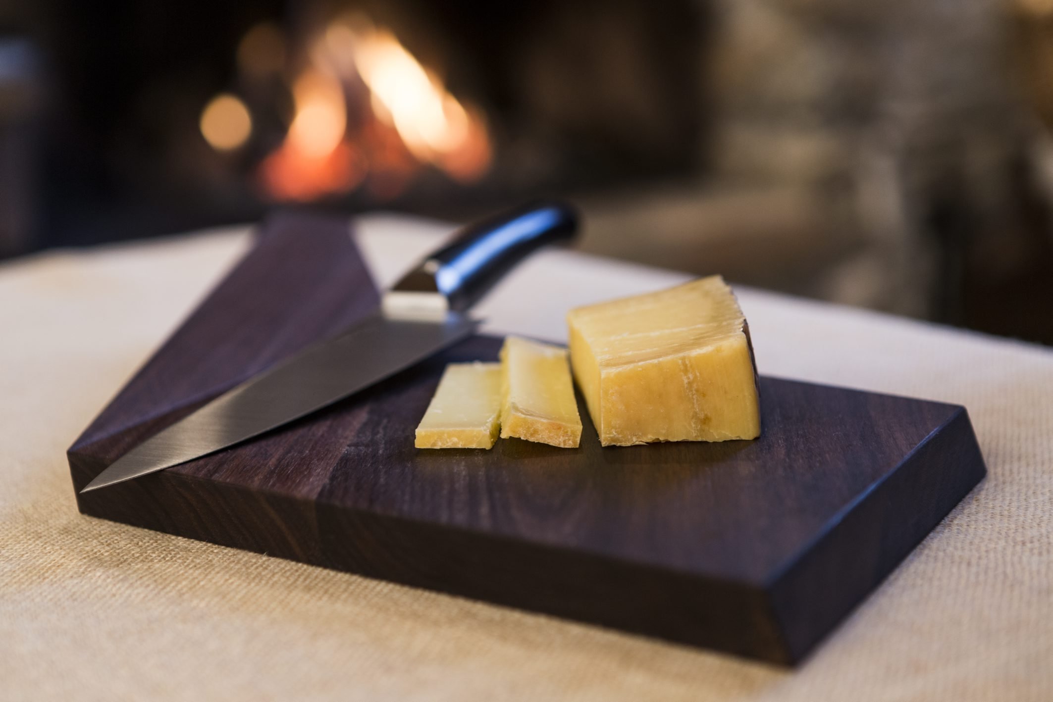 Premium Walnut Wood Cutting Board 48x20x2.3cm - Handcrafted in Italy - DUE CIGNI Vela Collection - Perfect for Kitchen Prep, Charcuterie Boards & Entertaining