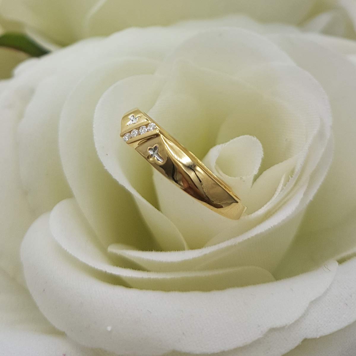 10kt Yellow Gold Men's Round Diamond Single Row Cross Wedding Band - 1/20 ctw - Dazzlingrock Collection - Perfect for Engagement, Anniversary & Promise Rings