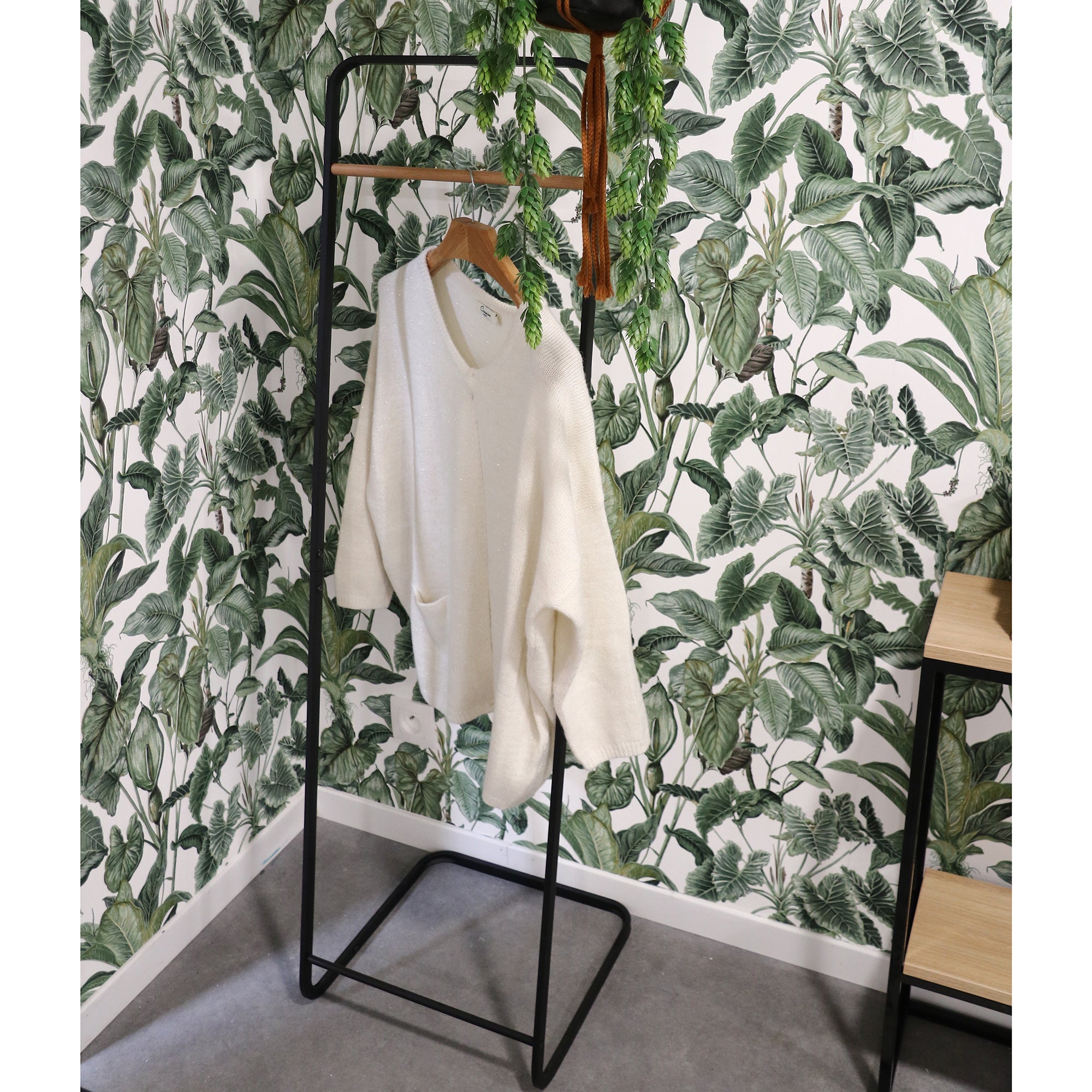 Black Clothes Rail - Heavy Duty Garment Rack for Hanging Clothes, Durable Metal Clothing Rack for Closet, Laundry Room, or Retail Store Display - Perfect for Organizing Wardrobe, Drying Laundry, or Showcasing Outfits