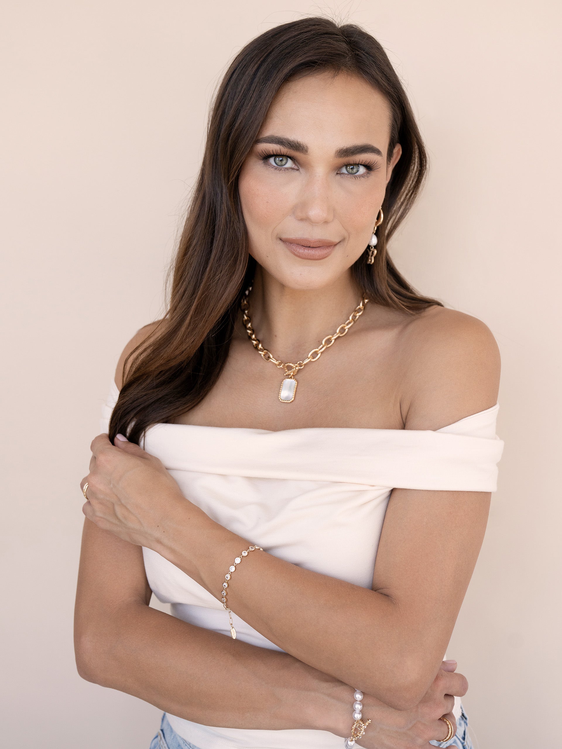 Exquisite Chain Link Necklace with Mother of Pearl Pendant - Elegant Jewelry for Women, Perfect for Weddings, Parties & Everyday Wear