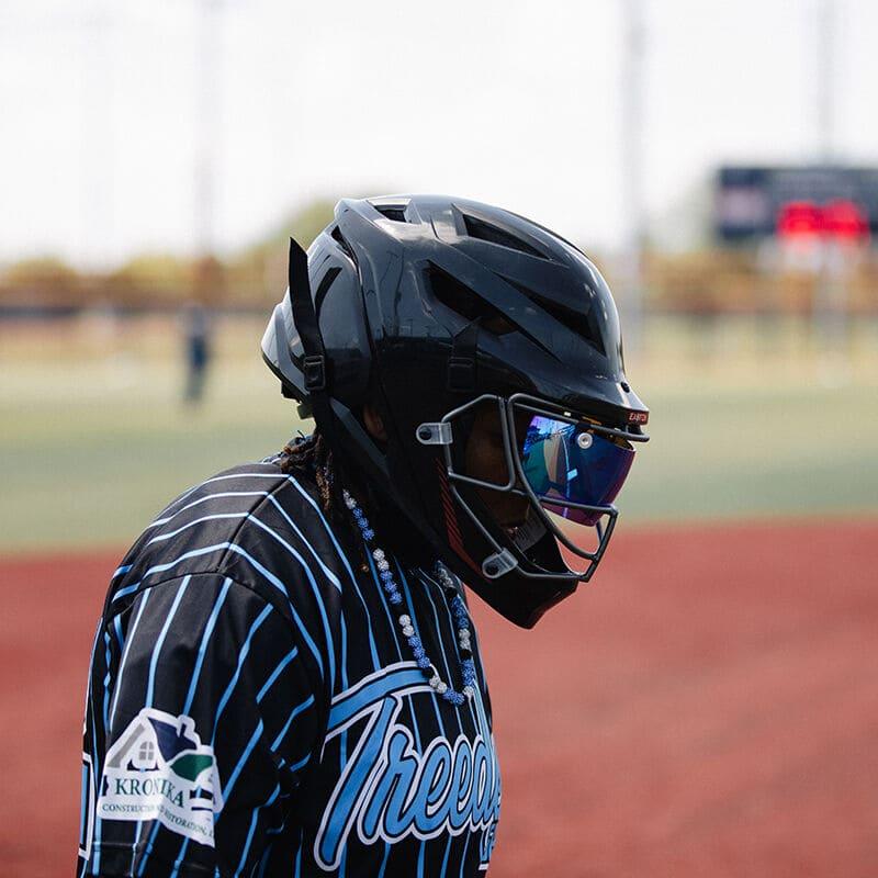 Easton Hellcat Fastpitch Softball Helmet with Visor - Lightweight & Durable for Youth & Adult Players - Perfect for Games, Practice & Training