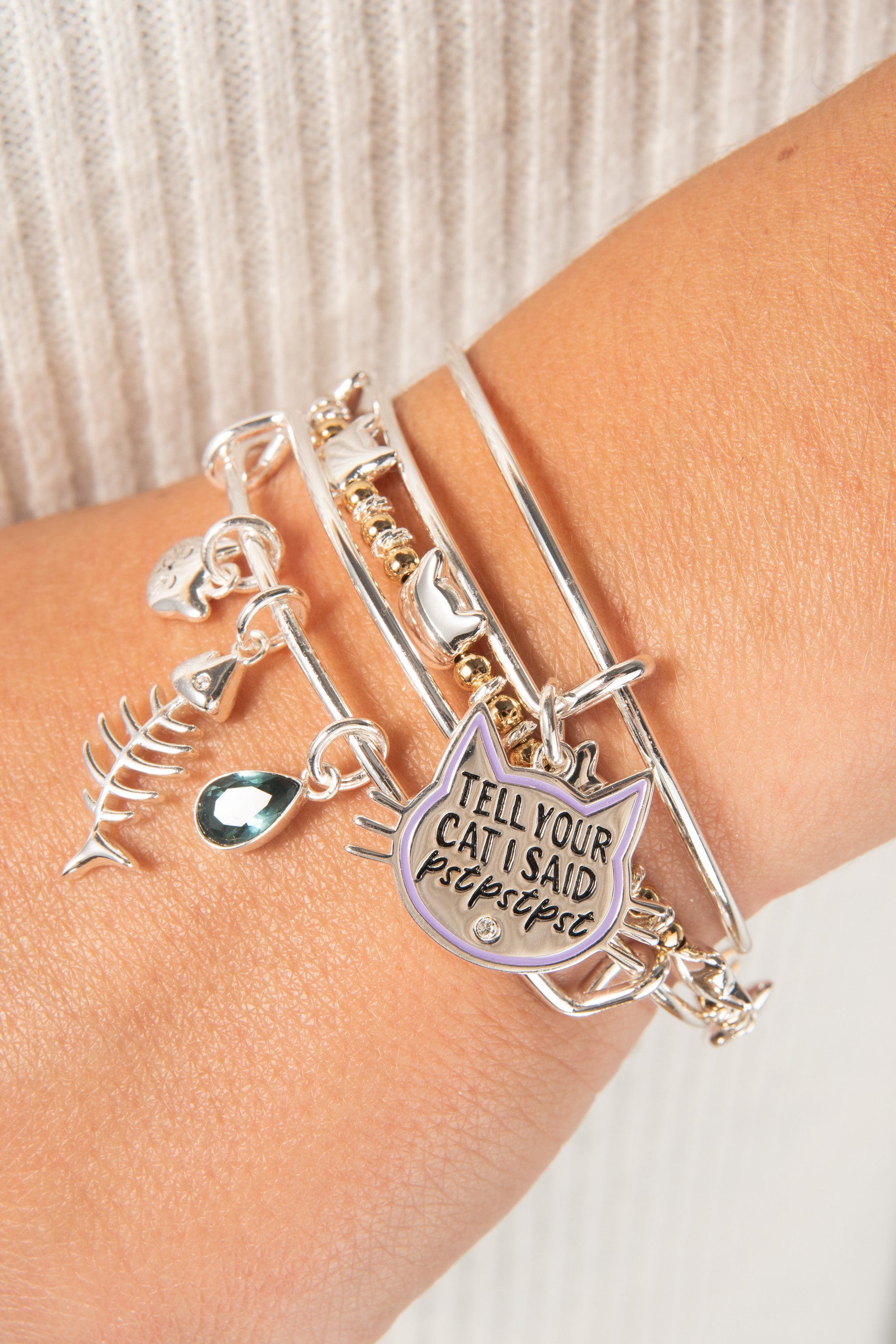 Elegant Cat Beaded Bangle Bracelet for Women - Stylish Animal Jewelry Gift for Cat Lovers - Perfect for Parties, Dating & Everyday Wear