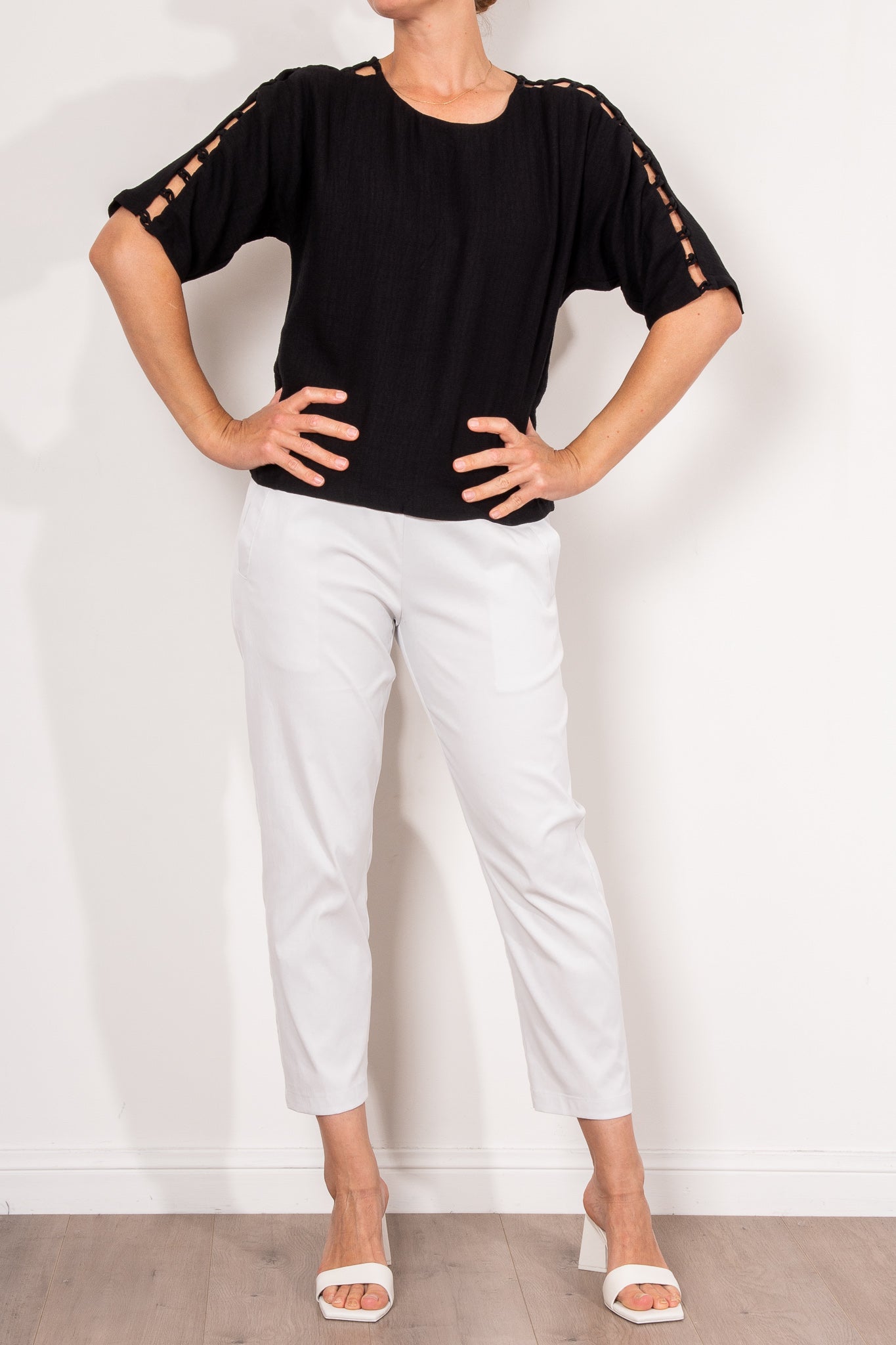 Elk The Label Loopt Top - Women's Stylish Casual T-Shirt for Everyday Wear | Perfect for Outings, Work & Weekend Outfits