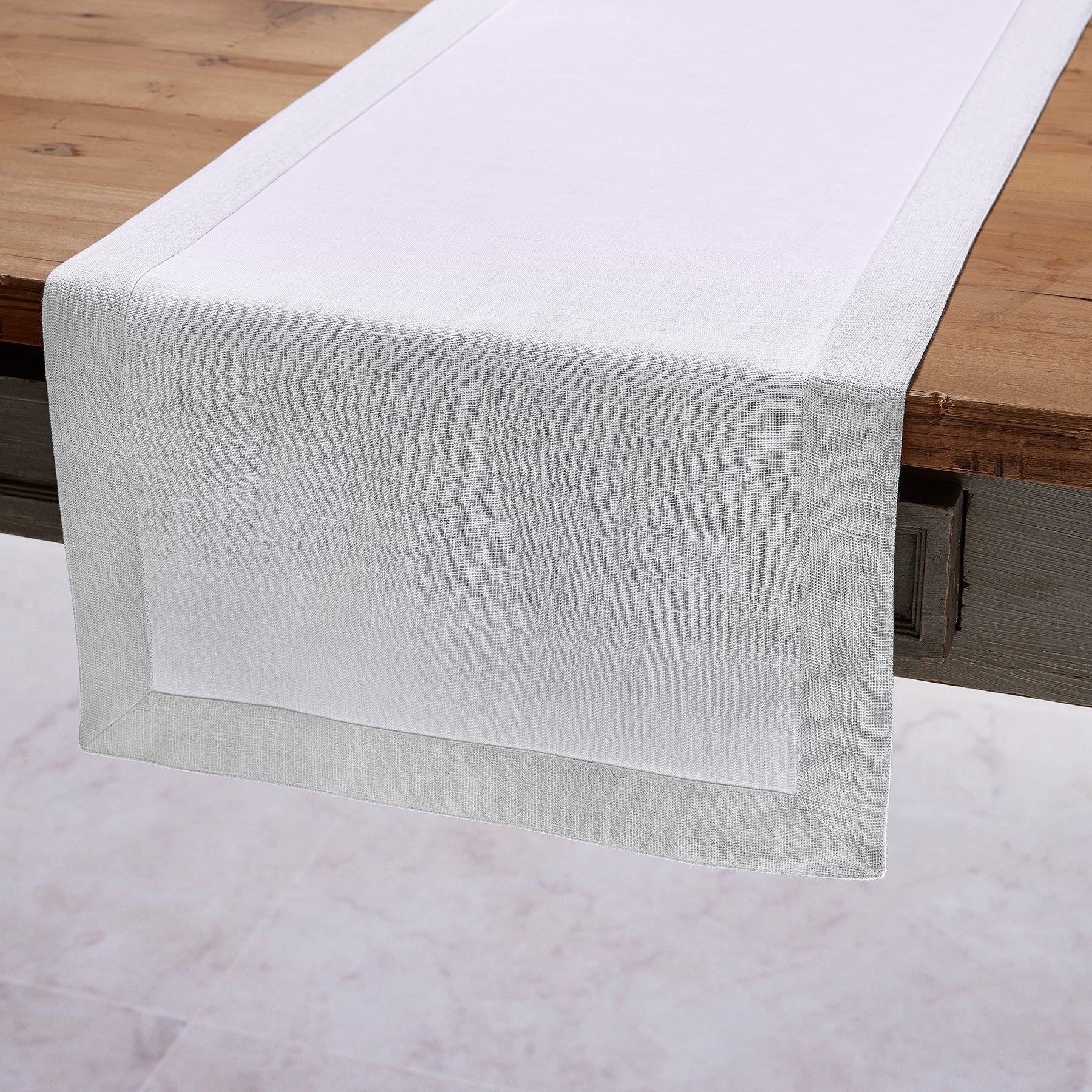 Elegant Festive Edge Table Runner for Holiday Dining - Perfect for Christmas, Thanksgiving, and Special Occasions
