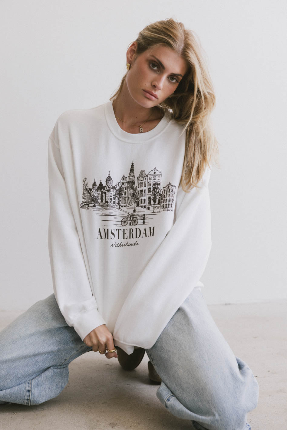 Amsterdam Cityscape Print Crewneck Sweatshirt - Urban Travel Inspired Pullover for Men & Women - Perfect for Casual Wear, Travel & Street Style
