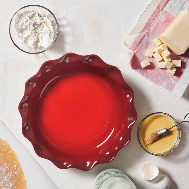Le Creuset Heritage Pie Dish - 9.5 Inch Ceramic Baking Dish for Pies, Quiches & Tarts | Oven, Microwave & Freezer Safe | Perfect for Holiday Baking & Family Gatherings
