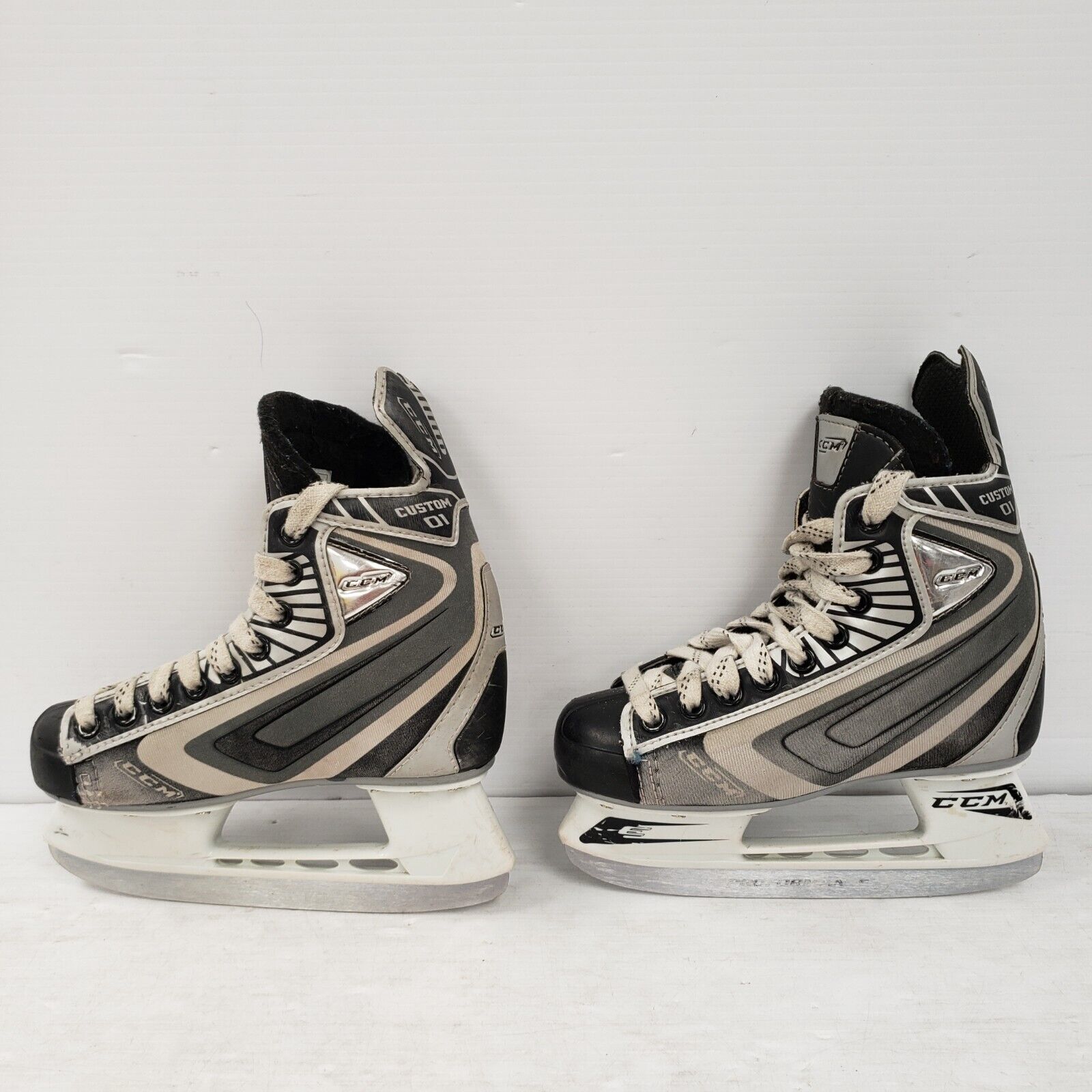 CCM Youth Ice Hockey Skates Size 1 - Lightweight Performance Skates for Kids - Perfect for Ice Hockey Practice & Games