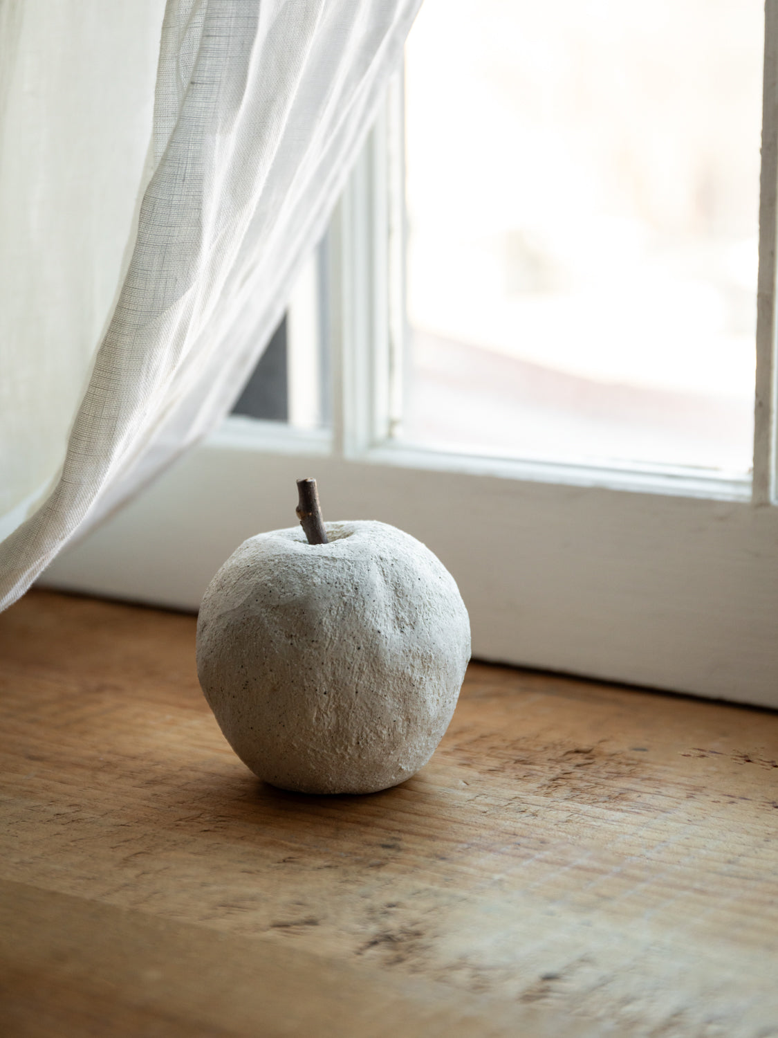 Premium Ceramic Apple Decorative Object - Elegant Home & Office Decor for Desks, Shelves, and Gift Giving