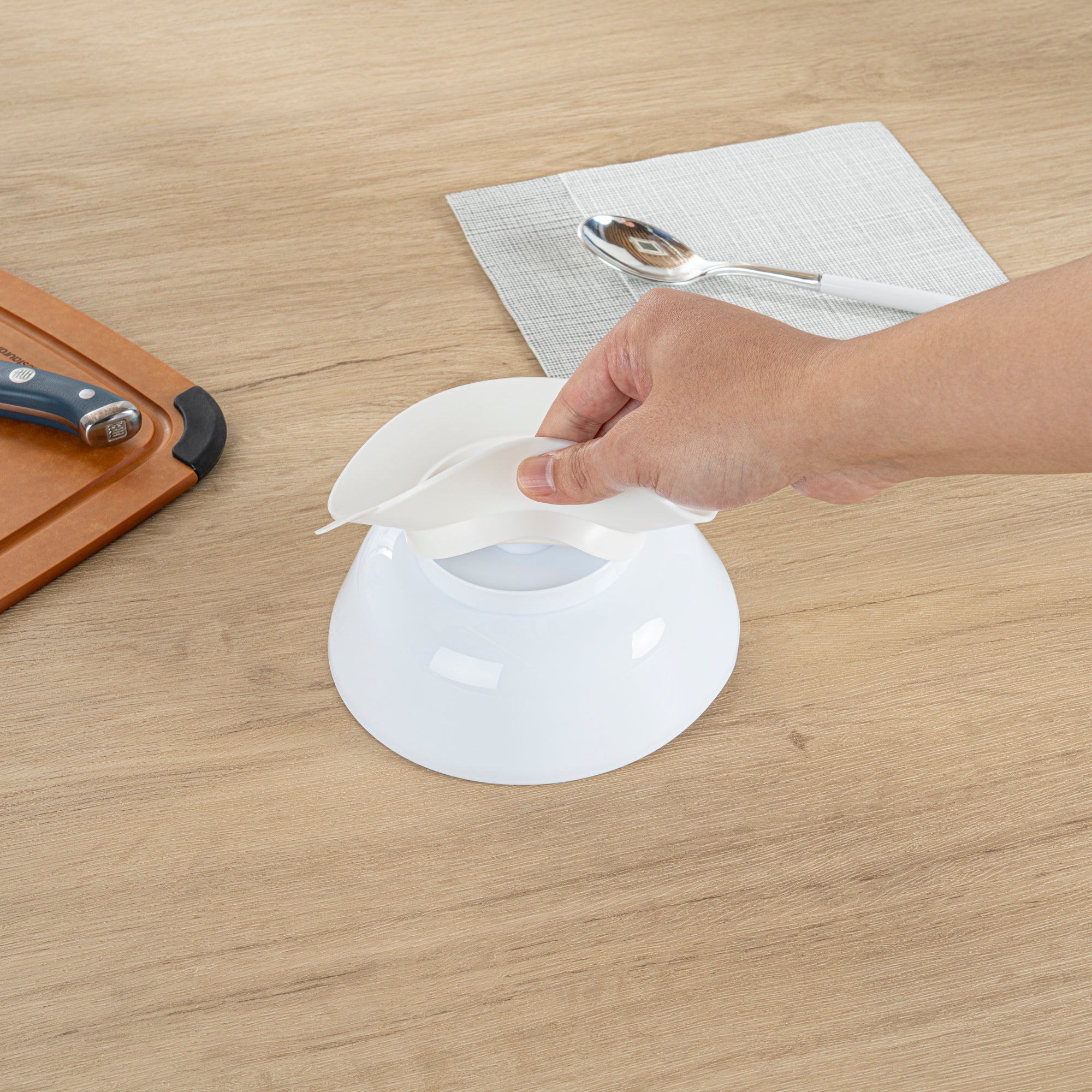 **Adapt Tek 19 oz Round White Plastic Scoop Bowl – Spill-Proof with Suction Base, 5.75