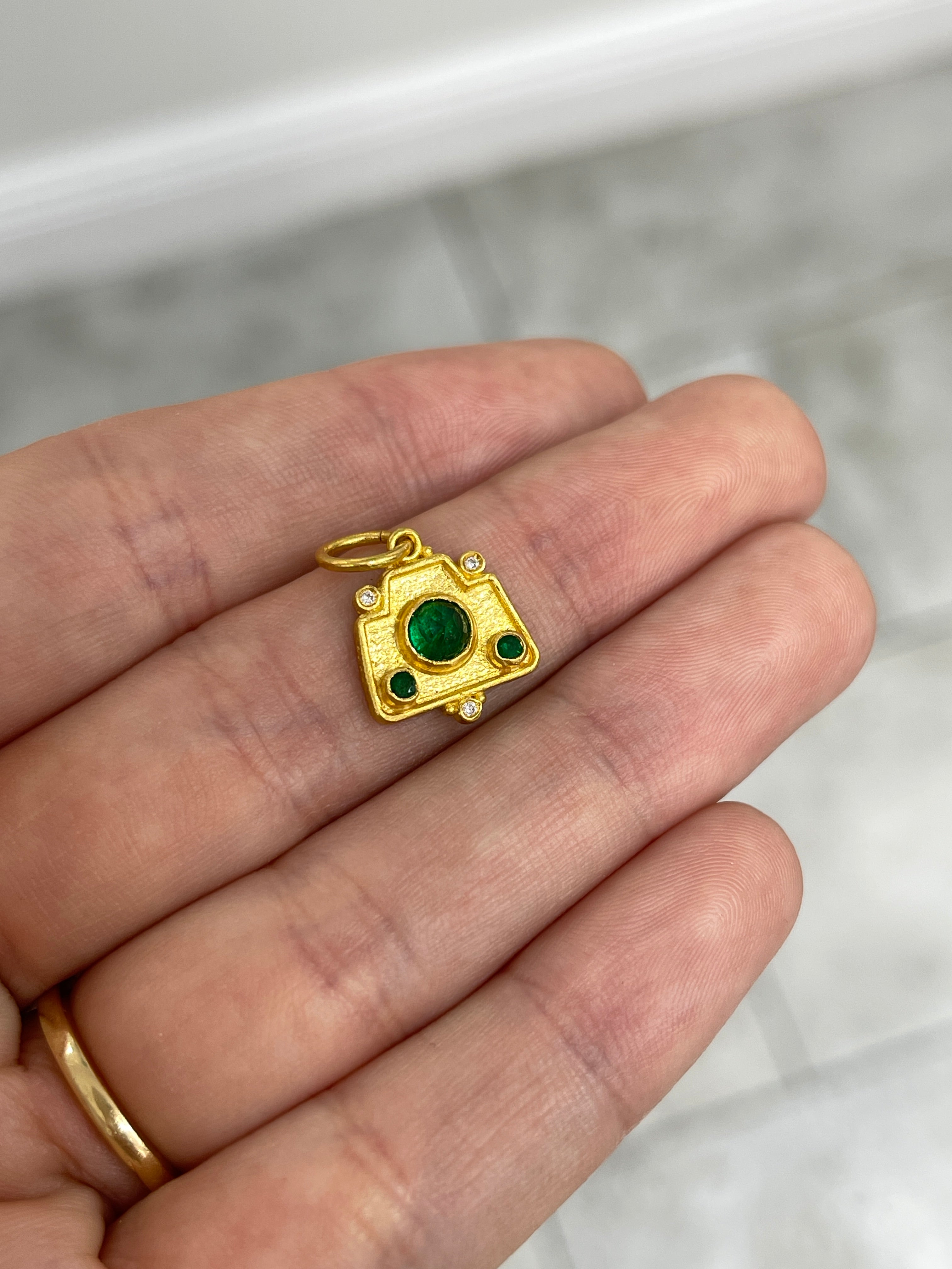 0.68tcw 24K Gold Emerald & Diamond Camera Charm Pendant for Jewelry Making, Gift Giving & Fashion Accessories - Perfect for Necklaces, Bracelets & DIY Crafts