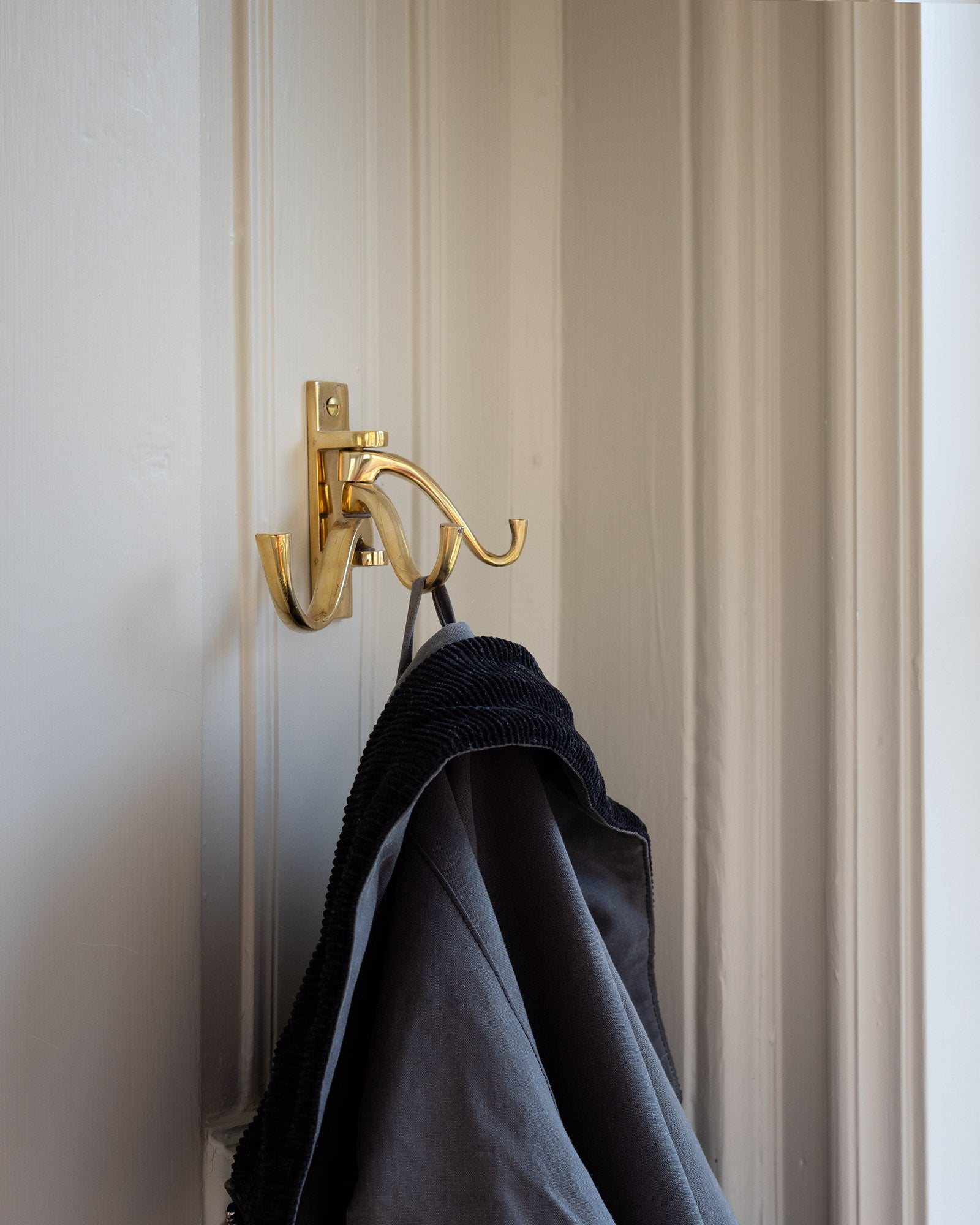 3-Arm Rotatable Brass Coat Rack - Space Saving Wall Mounted Hooks for Hats, Scarves & Jackets - Perfect for Entryway, Bedroom & Closet Organization