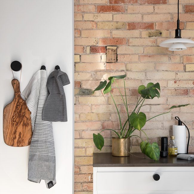 EKTA LIVING Wooden Wall Hooks - Medium 4cm Black Oak Coat Hooks for Hanging Coats, Hats, Bags & Home Decor | Rustic Entryway & Bedroom Organization