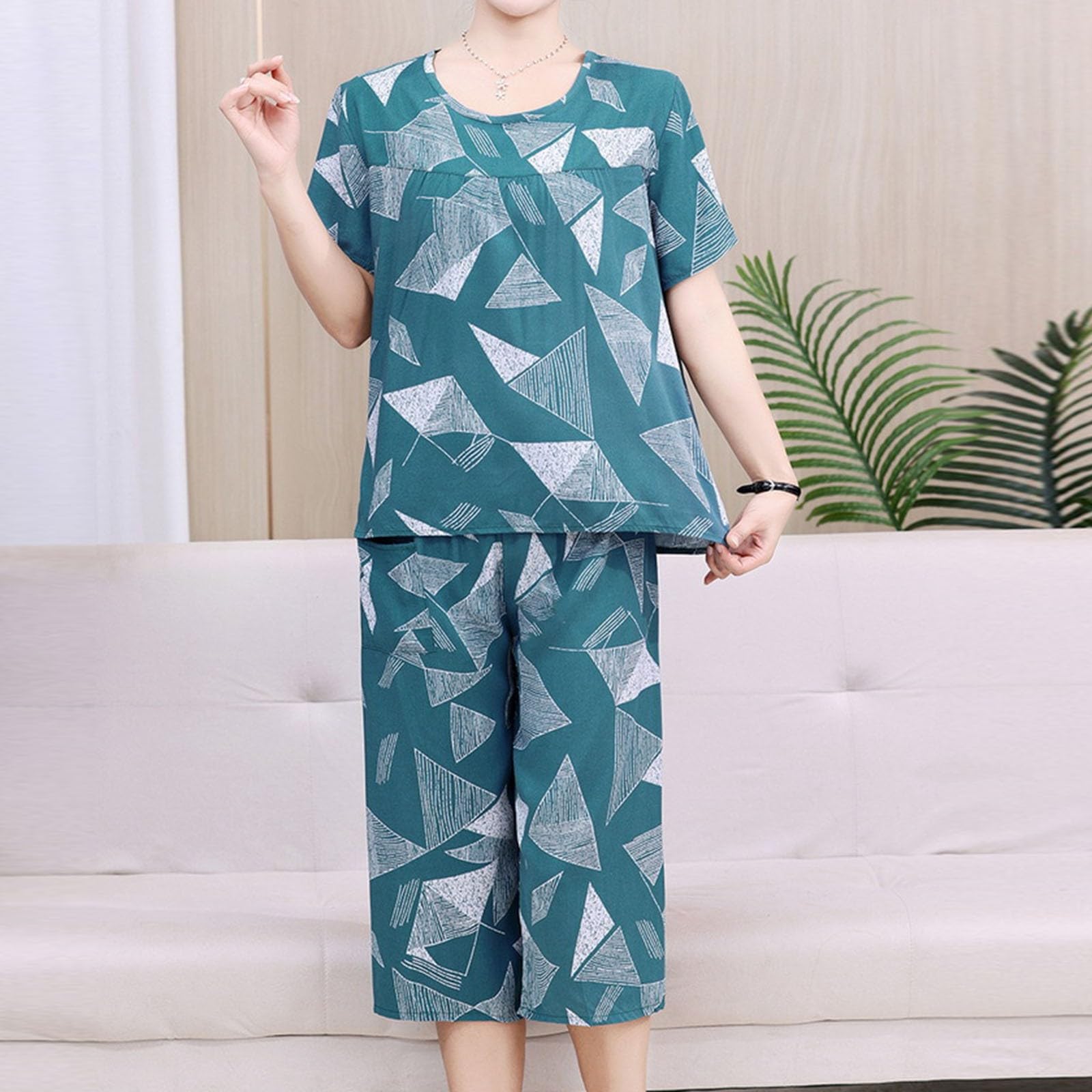 Women's 2-Piece Pajama Set - Short Sleeve Top & Capri Pants - Soft Summer Sleepwear & Lounge Wear - Floral Print PJs for Comfortable Nights & Relaxing at Home