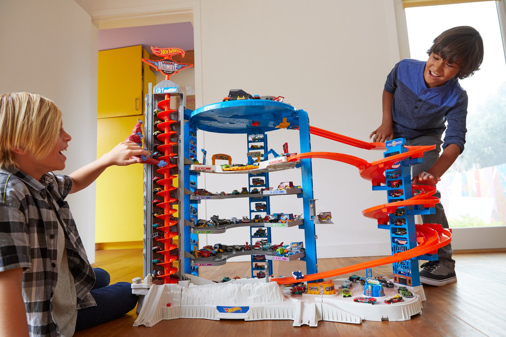 Hot Wheels Super Ultimate Garage Toy Car Track Set with 4 1:64 Scale Die-Cast Cars | 3+ Feet Tall Playset with Motorized Gorilla & Storage for 140 Cars | Amazon Exclusive | Perfect for Kids' Birthday Gifts & Racing Playtime