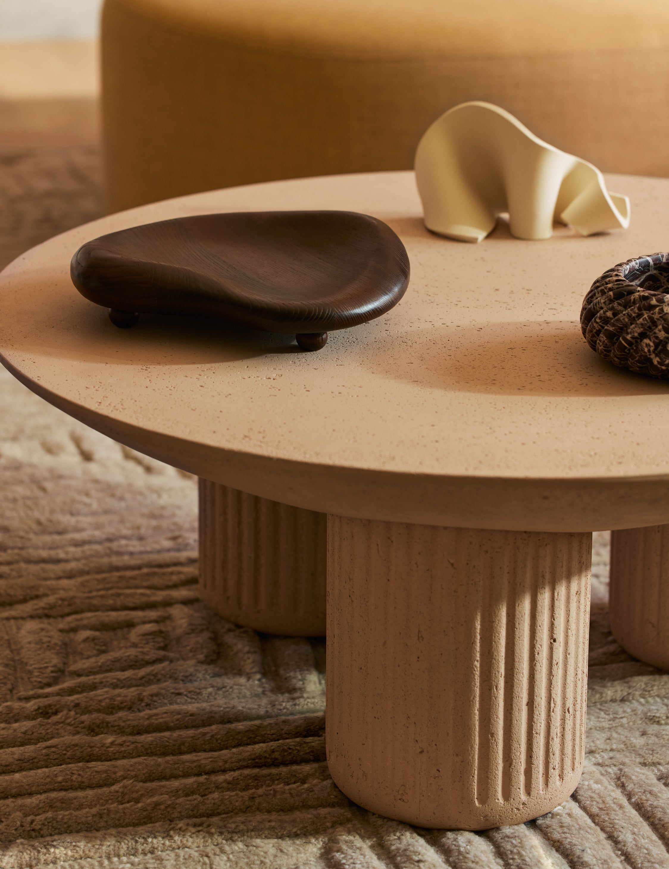 Round Coffee Table for Indoor & Outdoor Use - Modern Patio & Living Room Furniture - Perfect for Relaxing & Entertaining