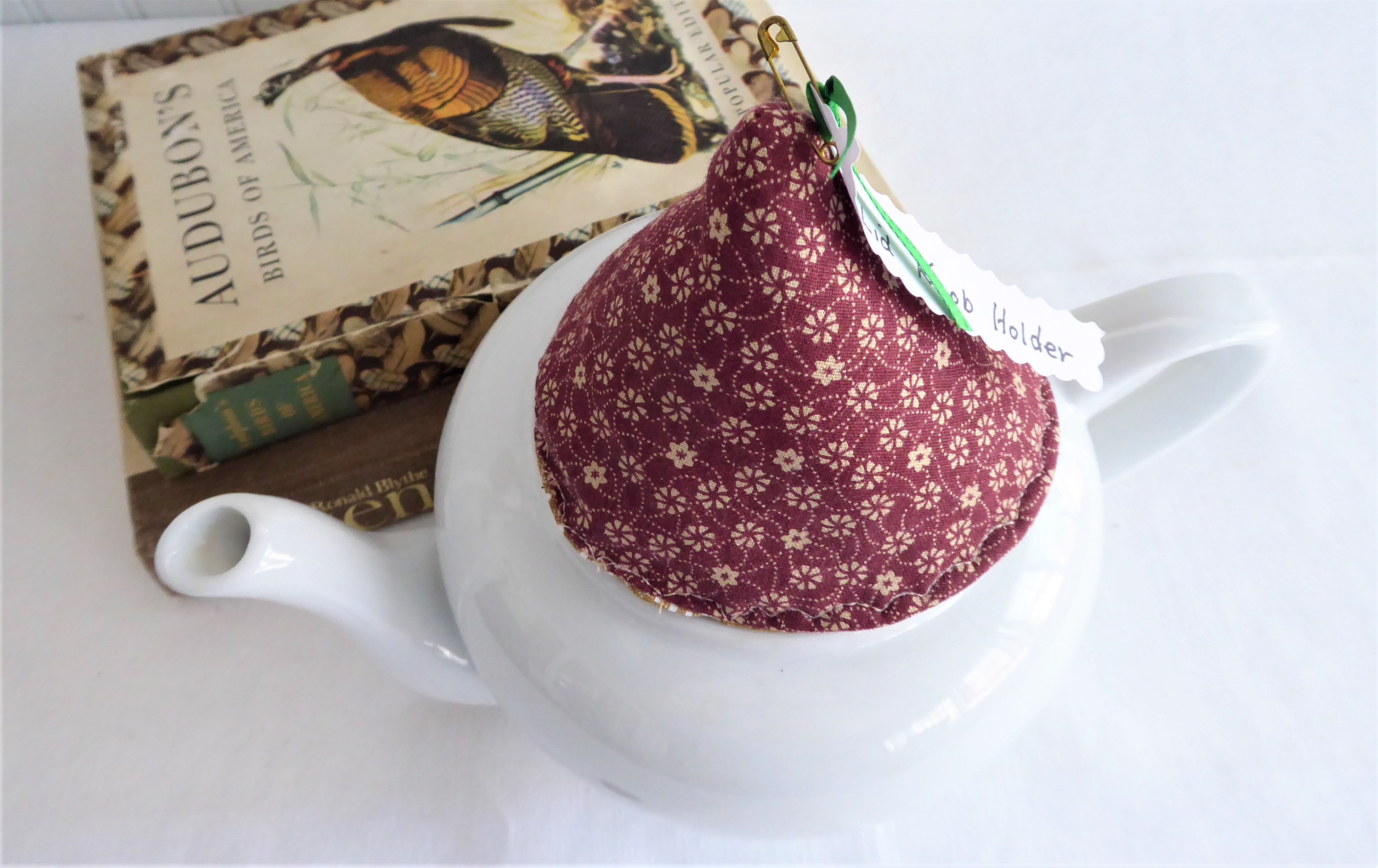 Premium Padded Knob Holder - Reddish Brown & Tan Teapot Lid Grip with Checkered Interior Design | Heat-Resistant & Secure Hold for Tea Pots, Kettles, and Kitchen Utensils | Ideal for Tea Lovers & Home Cooks