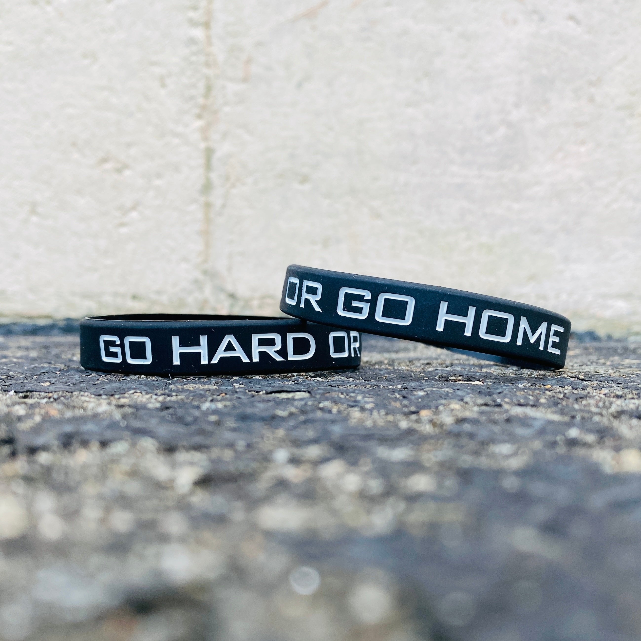 Motivational GO HARD OR GO HOME Silicone Wristband - Gym Workout, Sports & Fitness Accessory for Men Women - Perfect for Running, Weightlifting & Motivation