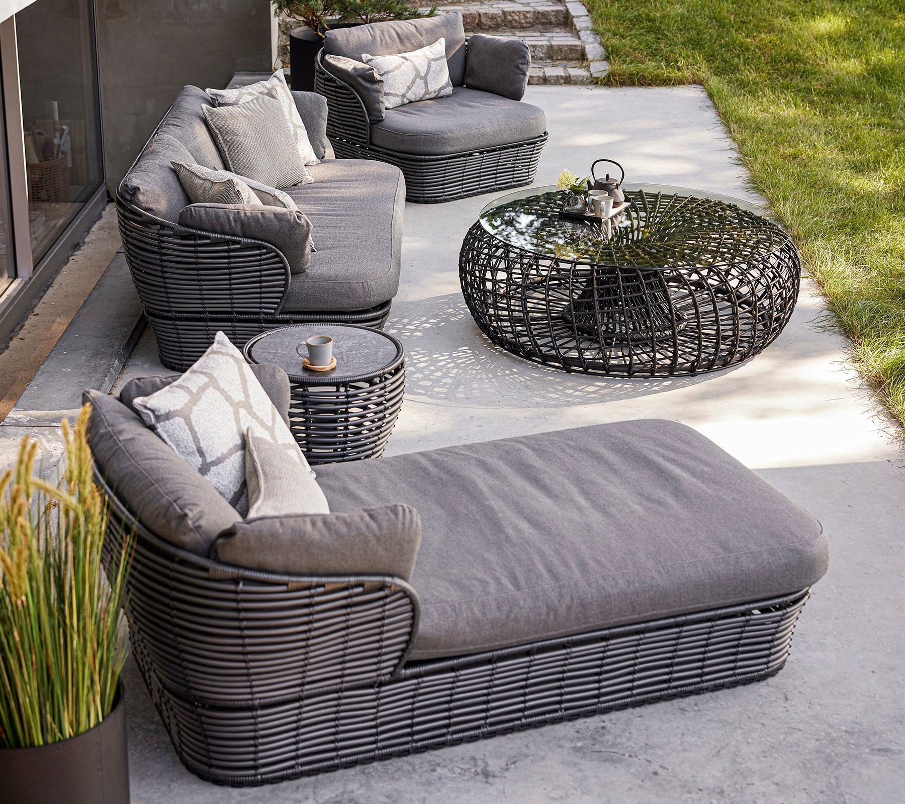 Stylish Wicker Basket Daybed - Rattan Boho Chic Lounge Chair for Indoor & Outdoor Use - Perfect for Patio, Garden, or Sunroom Relaxation