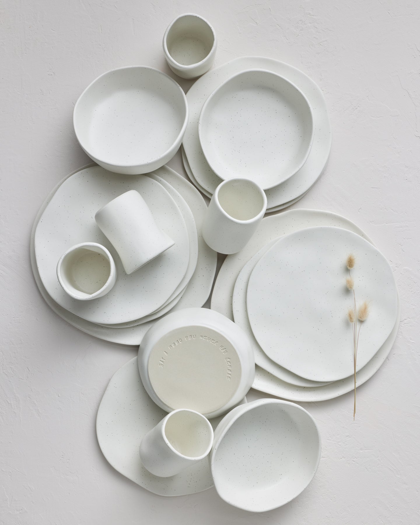 Premium Hekonda Stoneware Dinnerware Set - White Speckled Ceramic Plates, Bowls & Mugs - Elegant Dinner Set for Home, Restaurant & Special Occasions