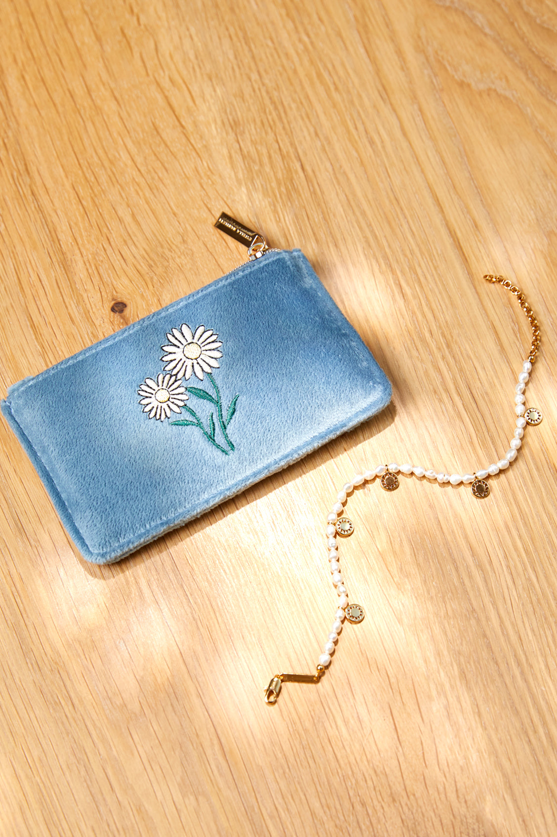 Embroidered Daisy Card Holder Wallet - Stylish & Compact for Women | Perfect for Credit Cards, IDs, and Cash | Great for Everyday Use, Travel, and Gifts