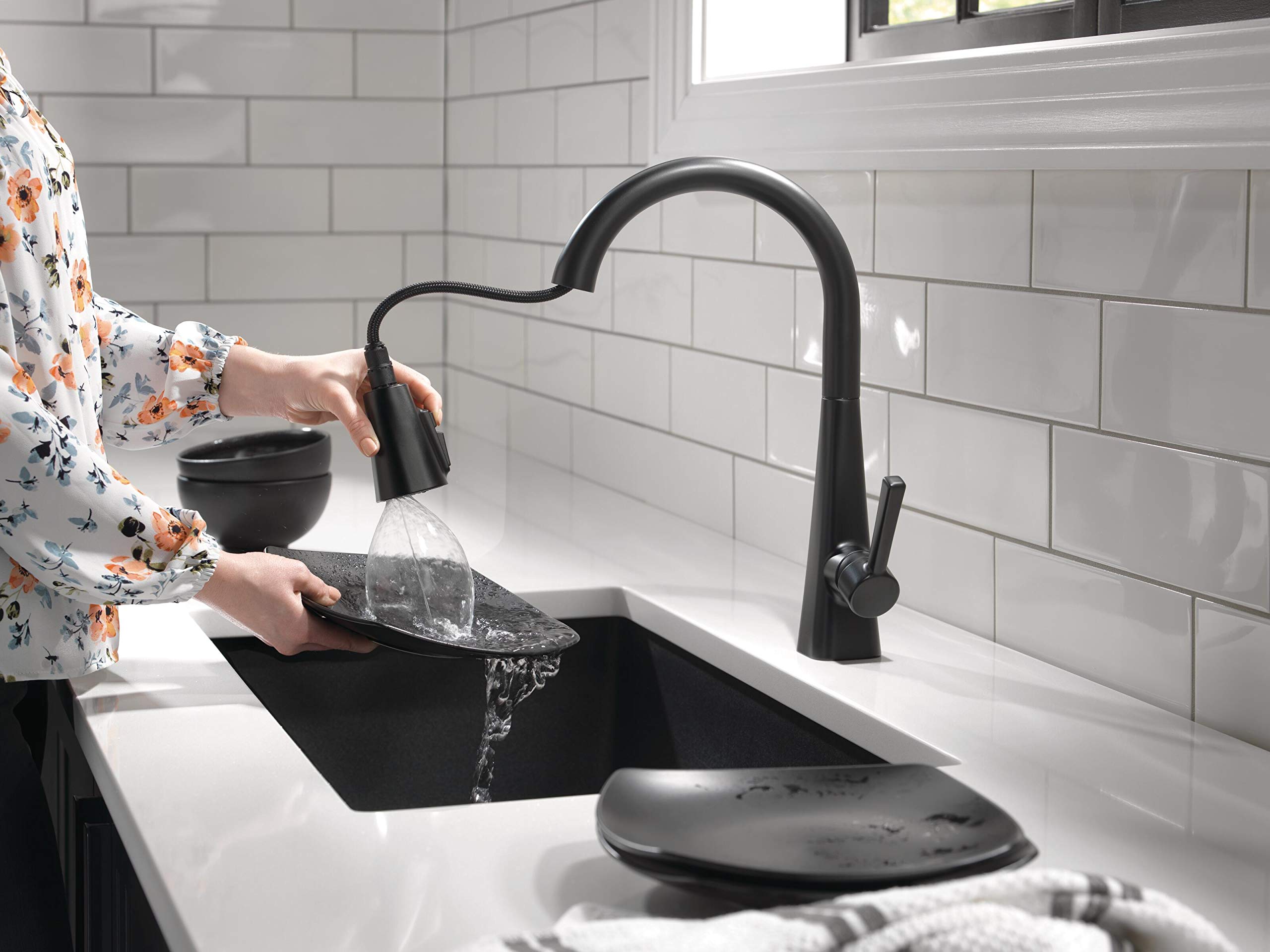Delta 19802Z-BL-DST Matte Black Kitchen Faucet with Pull Down Sprayer & Magnetic Docking - Modern Single Handle Sink Faucet for Home, Restaurant & Commercial Kitchens | Easy Installation & Durable Finish