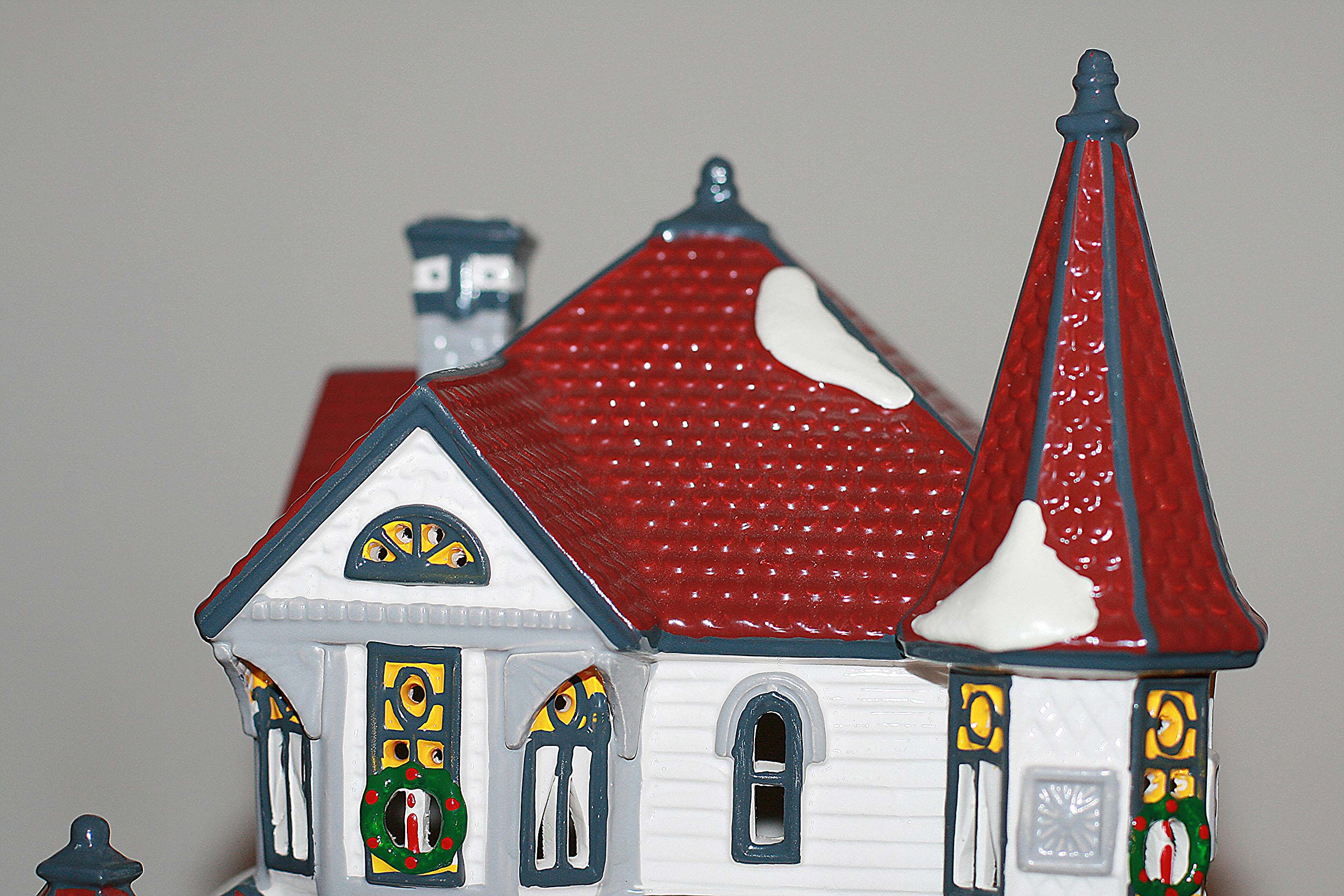 Dept 56 The Original Snow Village Queen Anne Victorian Collectible Christmas House - Perfect for Holiday Decor, Village Displays & Gift Giving