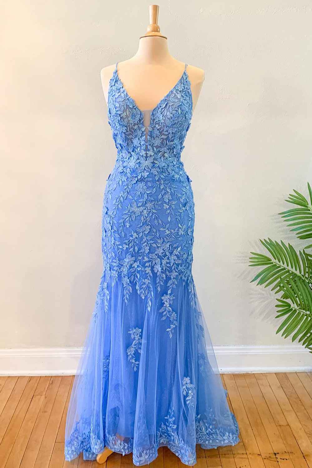 Elegant Mermaid Blue Floral Lace Prom Dress with Appliques - Long Evening Gown for Homecoming, Wedding Guest, and Formal Events