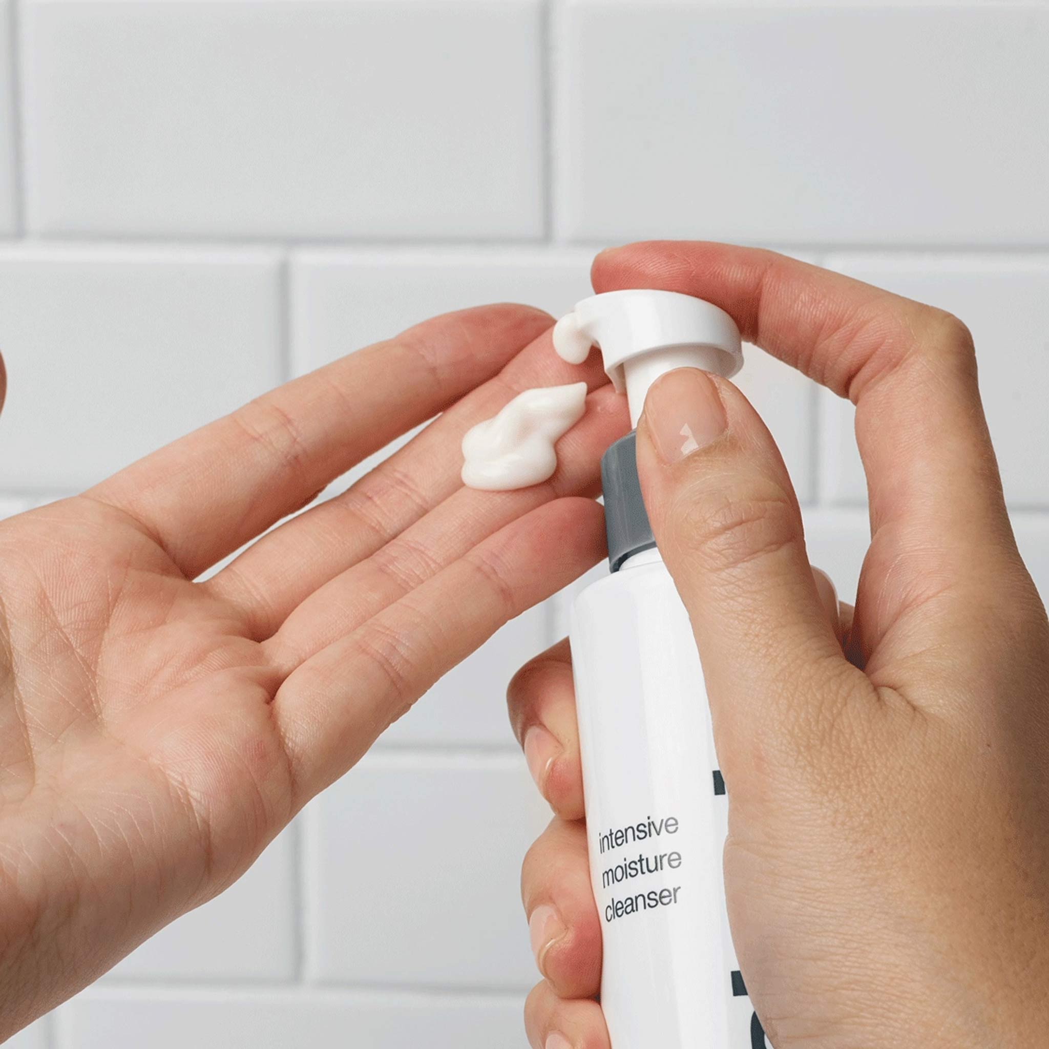 Intensive Moisture Cleanser for Dry Skin - Hydrating Face Wash with Hyaluronic Acid & Vitamin E - Perfect for Daily Skincare Routine & Post-Workout Refresh