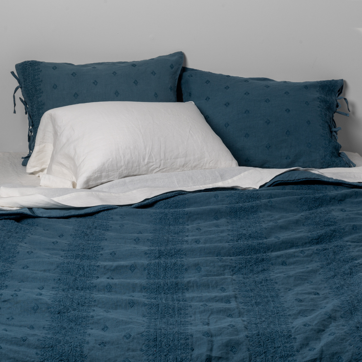 Soft and Cozy Ines Bedspread - Queen Size Luxury Bed Cover for Home Decor - Perfect for Master Bedroom, Guest Room & Airbnb Styling