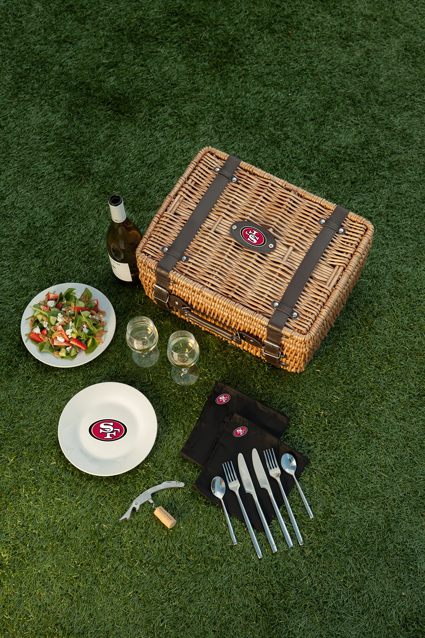 PICNIC TIME NFL Champion Picnic Basket for 2 - Insulated Wicker Picnic Basket Set with Plates, Utensils & Blanket (Black/Brown) - Perfect for Outdoor Dining, Beach Trips & Tailgating Parties