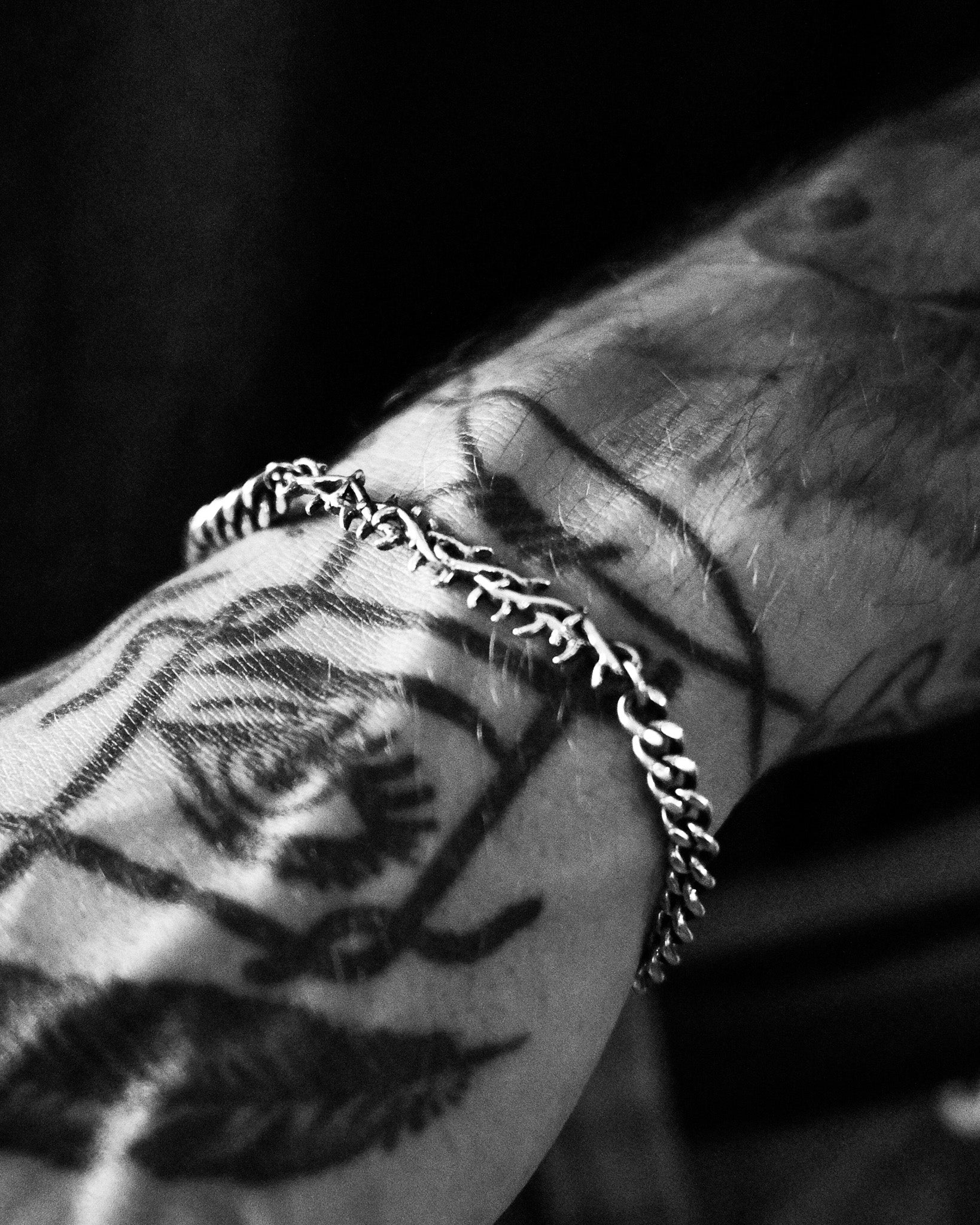 Stylish Thorned Bracelet for Men & Women - Punk Gothic Spiked Cuff Bangle - Perfect for Concerts, Halloween & Alternative Fashion