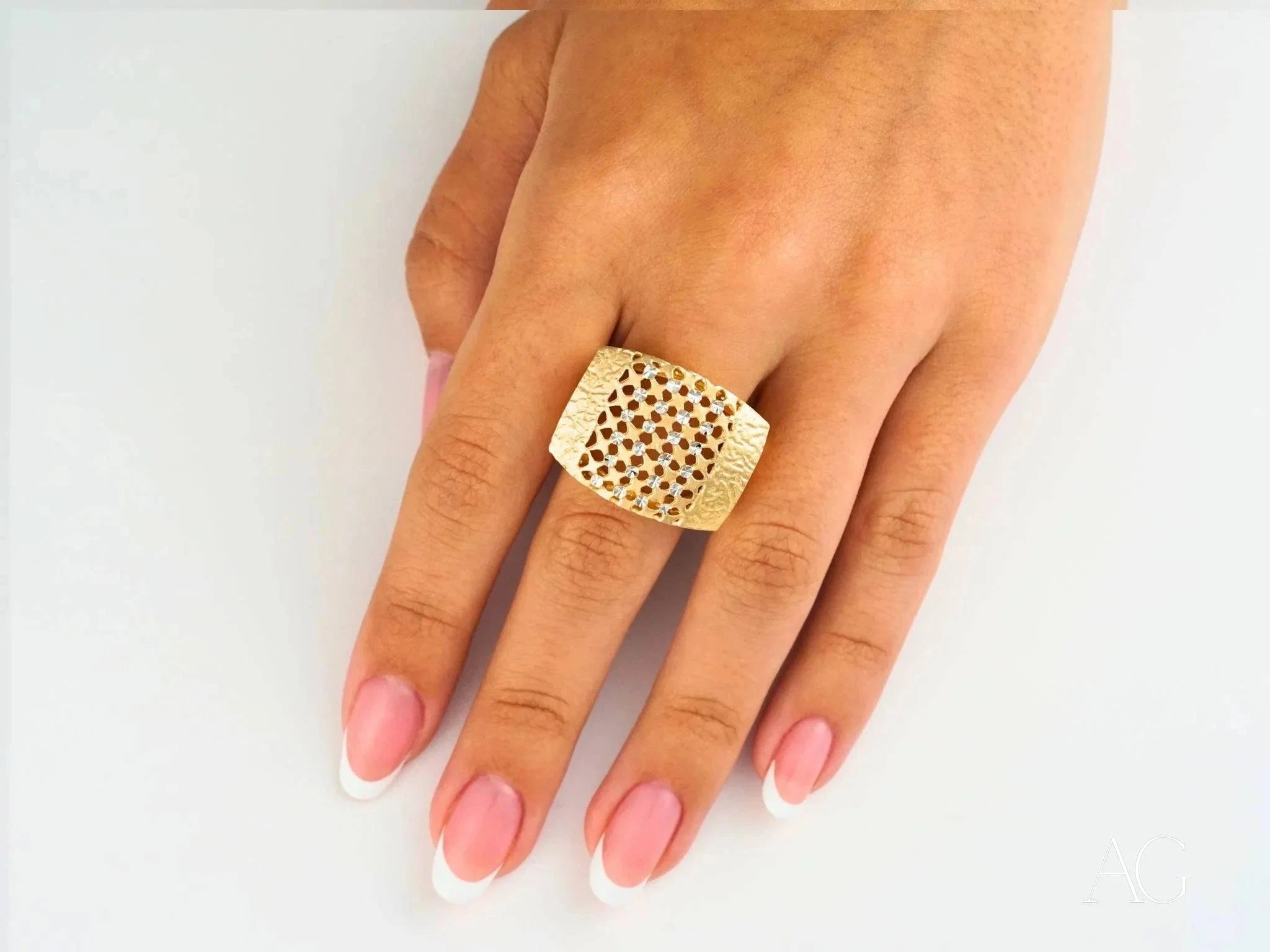 Elegant Diamond Cut 18K Yellow Gold Ring for Women - Timeless Wedding, Engagement & Anniversary Jewelry Gift