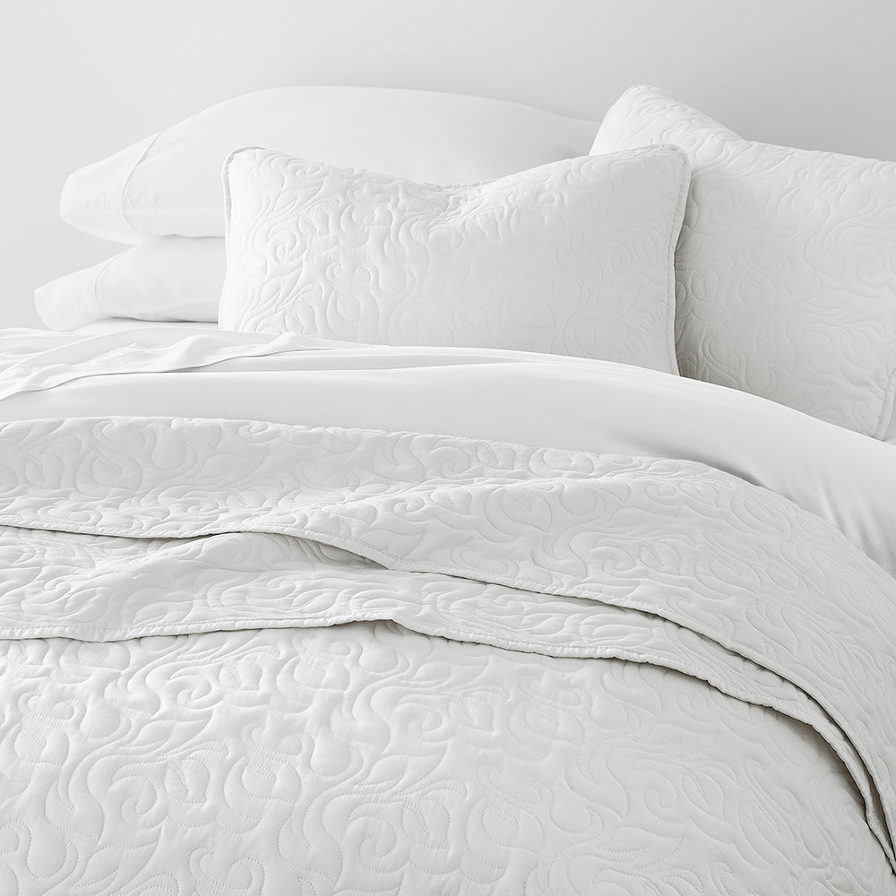 3 Piece Floral Stitch Quilted Coverlet Set - Queen Size Bedding, Lightweight Summer Quilt with Matching Pillow Shams - Perfect for Guest Rooms, Master Bedrooms & Cozy Home Decor
