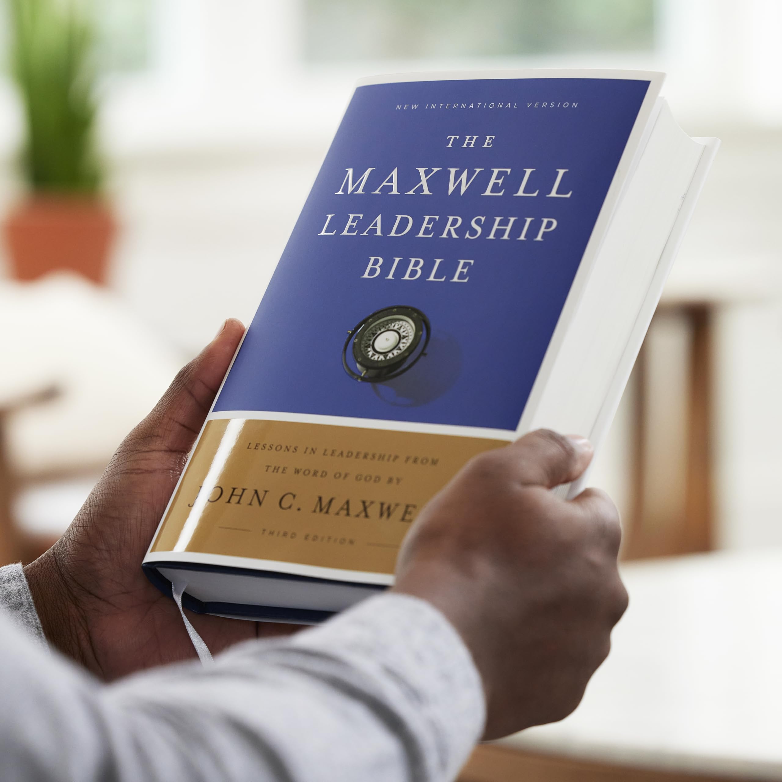 NIV Maxwell Leadership Bible, 3rd Edition Hardcover - Comfort Print Holy Bible (New International Version) for Christian Study & Leadership Development