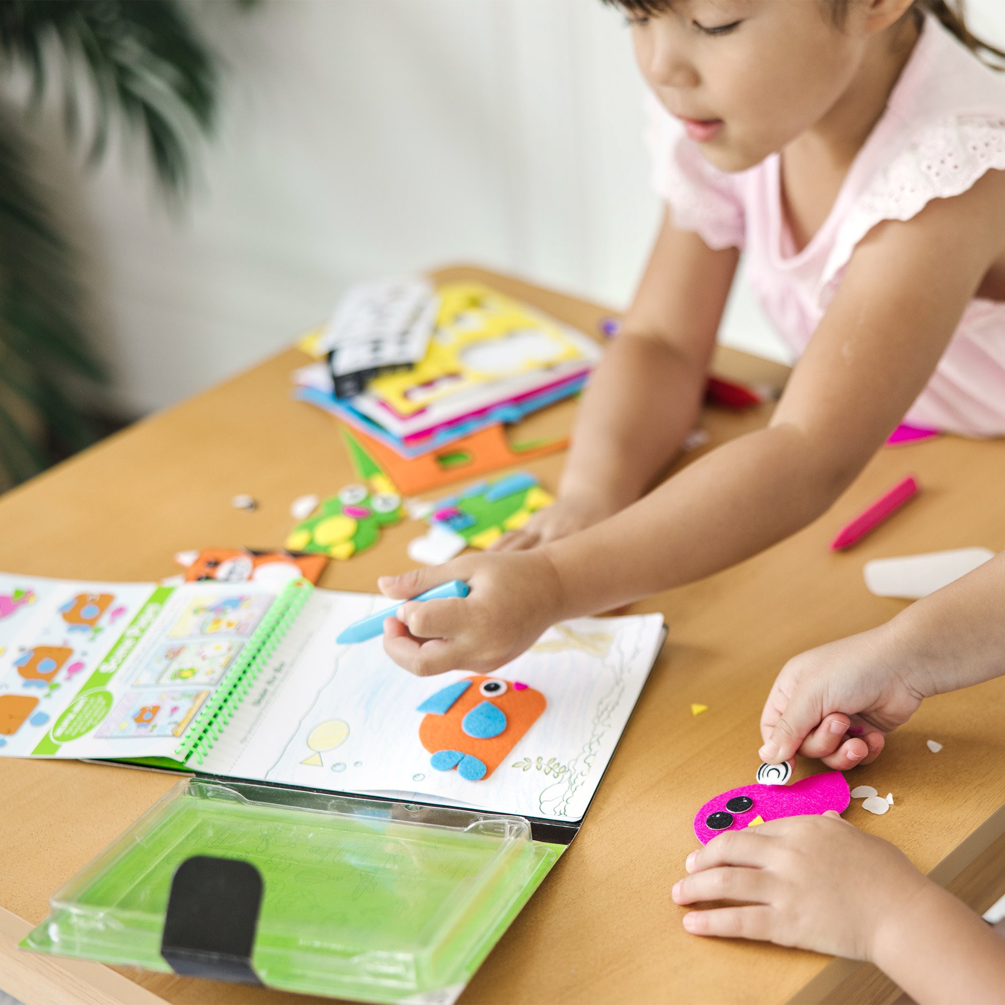 Portable Felt Friends Stickers Craft Kit for Kids - Creative DIY Activity Set for Travel, Parties & Classroom Projects