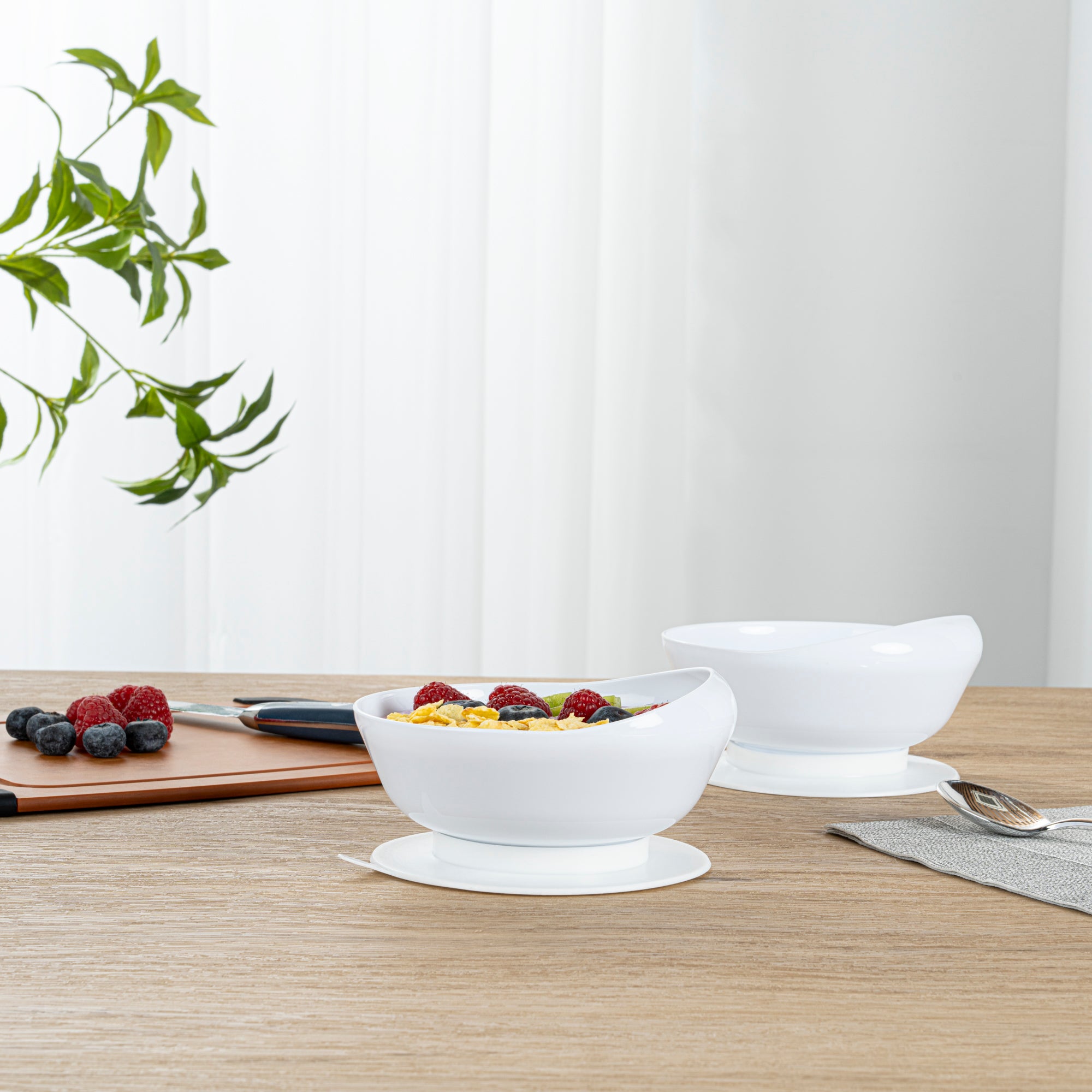 Adapt Tek 19 oz Round White Plastic Scoop Bowl - Spillproof with Suction Base, 5.75