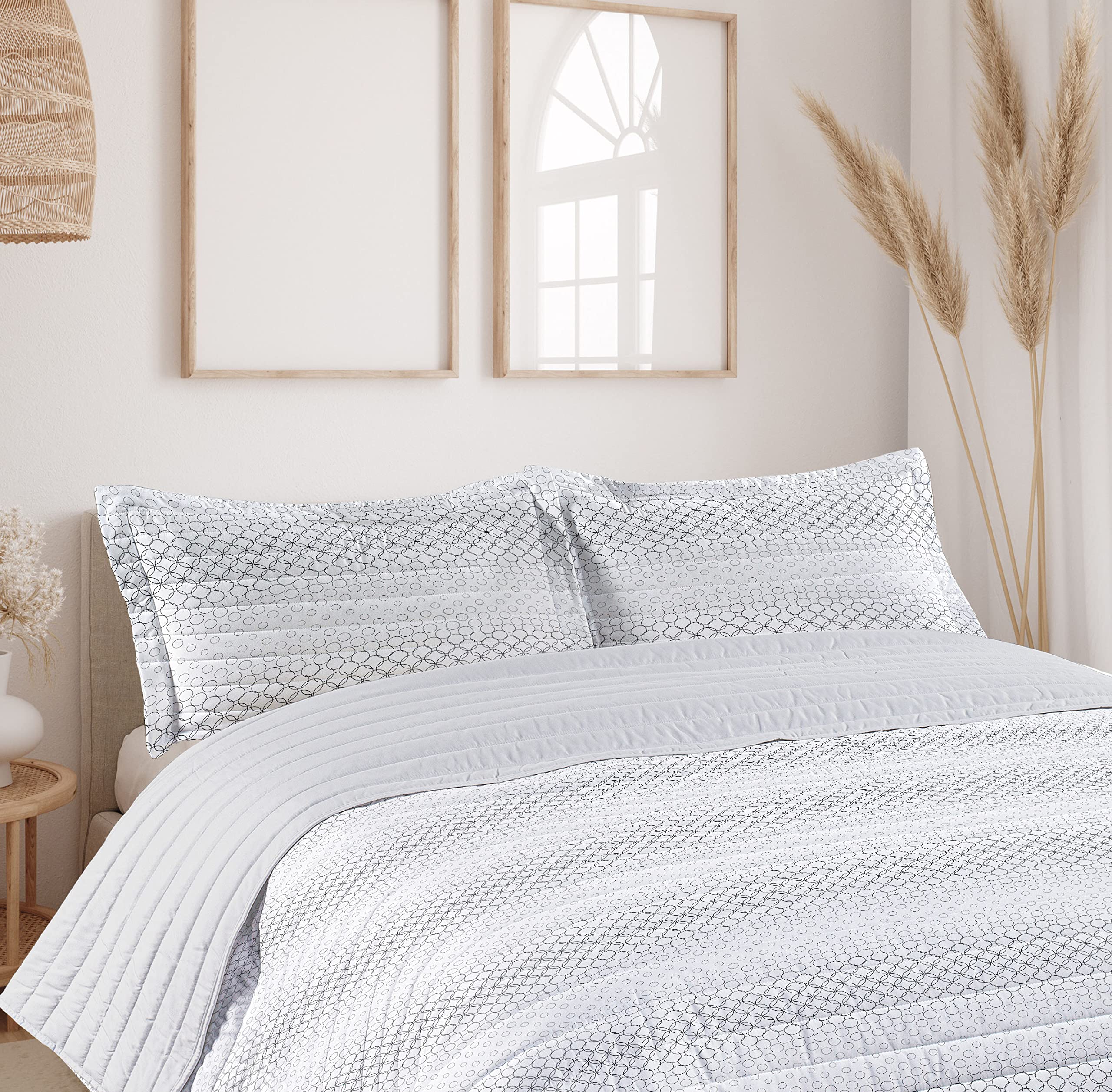 Ambesonne Geometric Circle Microfiber Bedspread Set - Queen Size Black & White Retro Print with Pillow Shams & Comforter | Soft Bedding for Modern Bedrooms, Guest Rooms & Dorm Decor