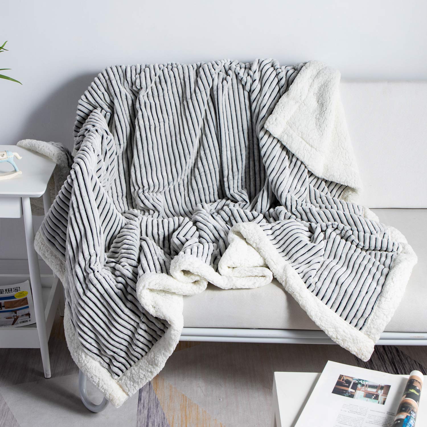 DISSA Sherpa Fleece Blanket 71x80 Inches - Ultra Soft & Plush Reversible Queen Size Blanket in Black & White - Warm Cozy Fluffy for Bed, Couch, Sofa, Chair - Perfect for Winter Nights, Movie Time, Camping & Home Decor