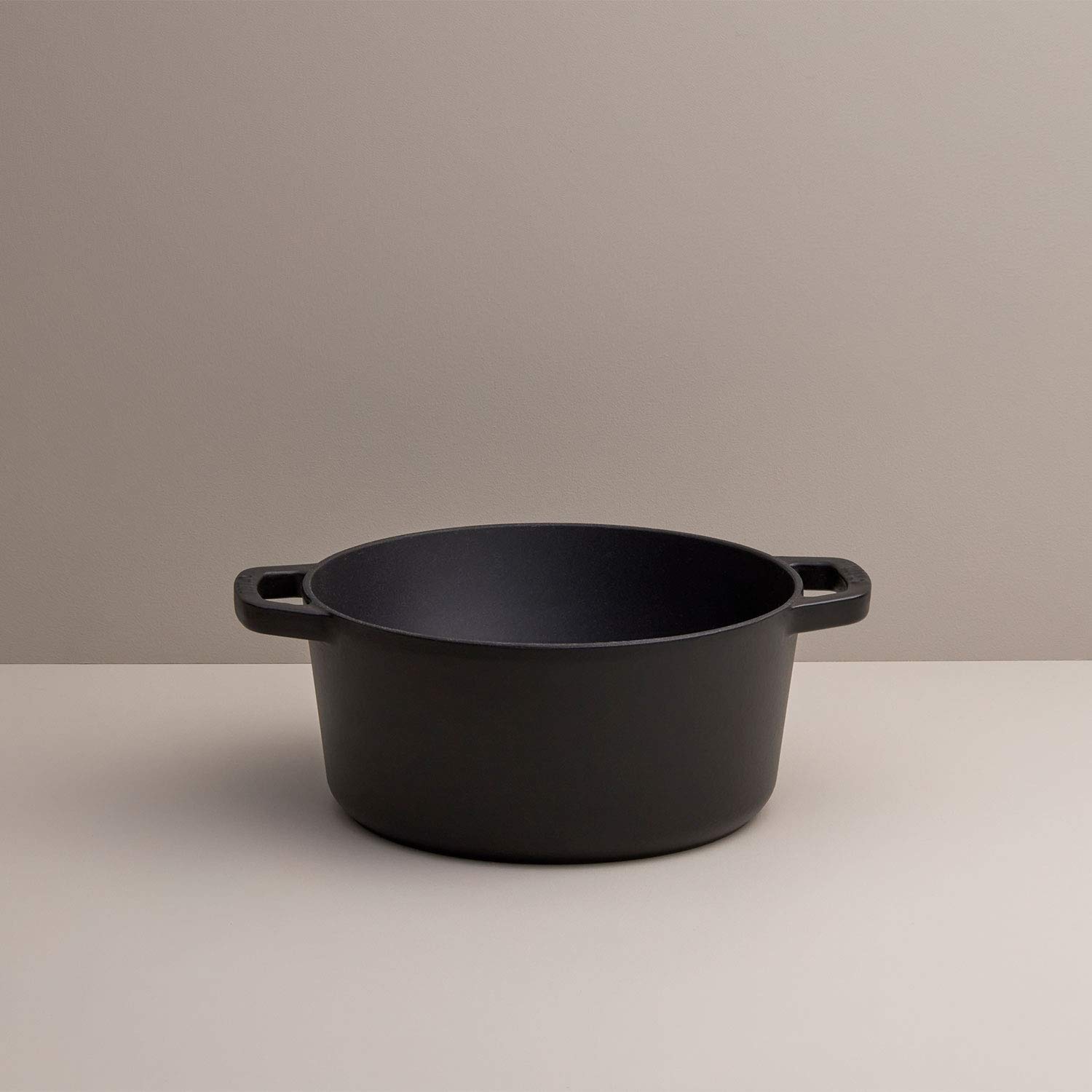 Premium 3.5-Quart Enameled Cast Iron Dutch Oven with Lid - Kana Milo Black & Gold Casserole Pot | Oven & Dishwasher Safe | Even Heat Distribution for Braising, Stewing & Baking | Perfect for Soups, Bread & Family Dinners