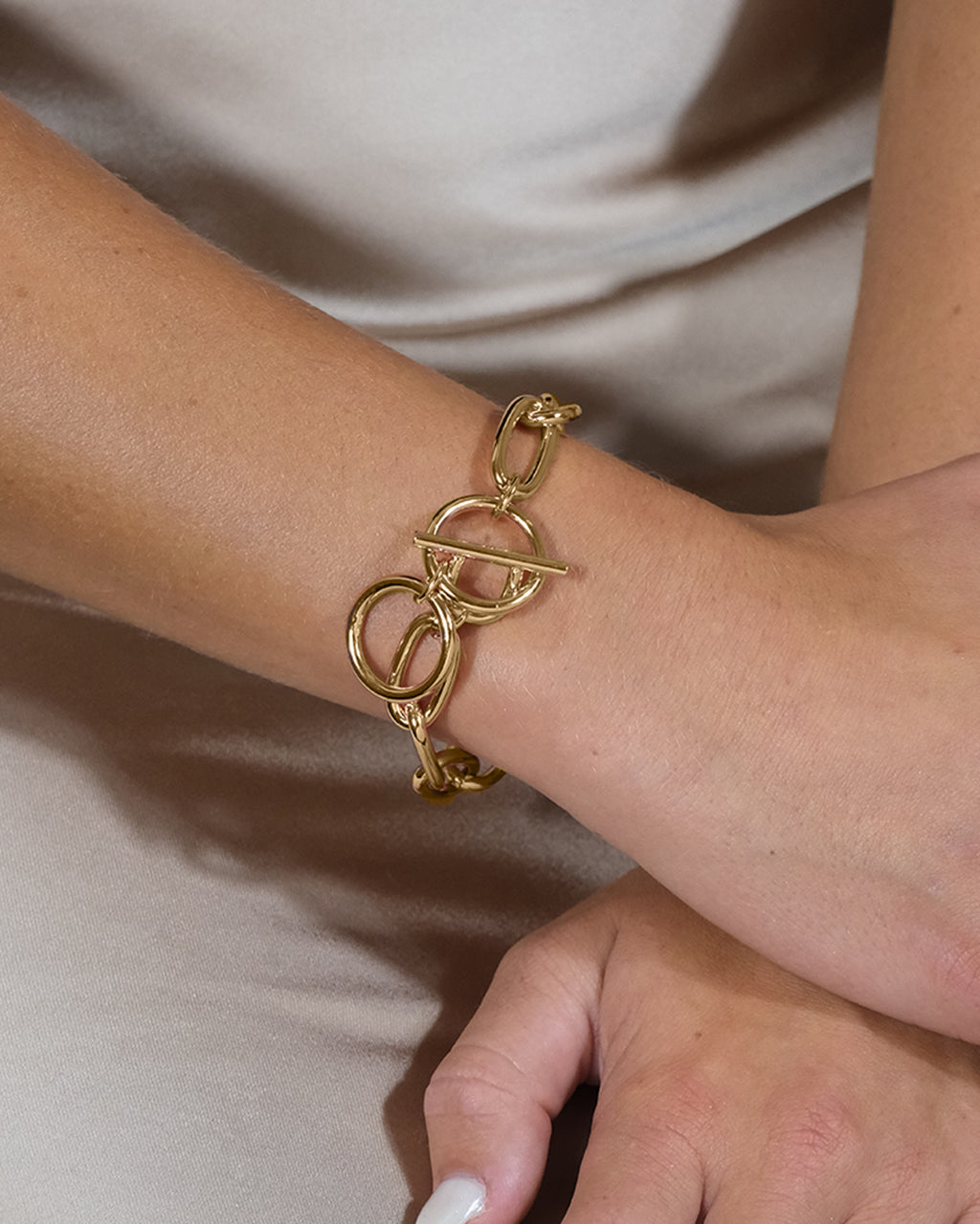 Linked Toggle Bracelet - Adjustable Stylish Jewelry for Women - Perfect for Casual Wear, Parties & Gifts