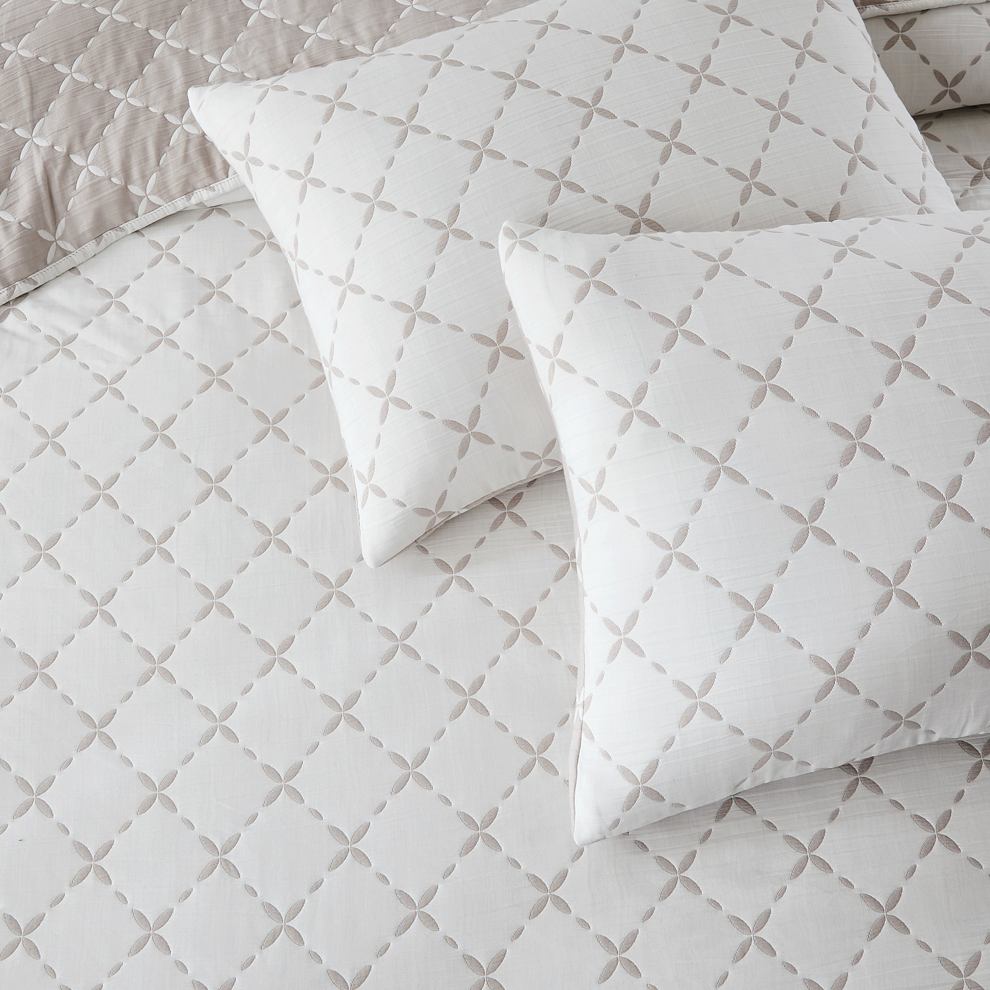 Luxury Diamond Leaf Jacquard Reversible Matelasse Coverlet Set - Queen Size Bedspread for Master Bedroom & Guest Room Decor
