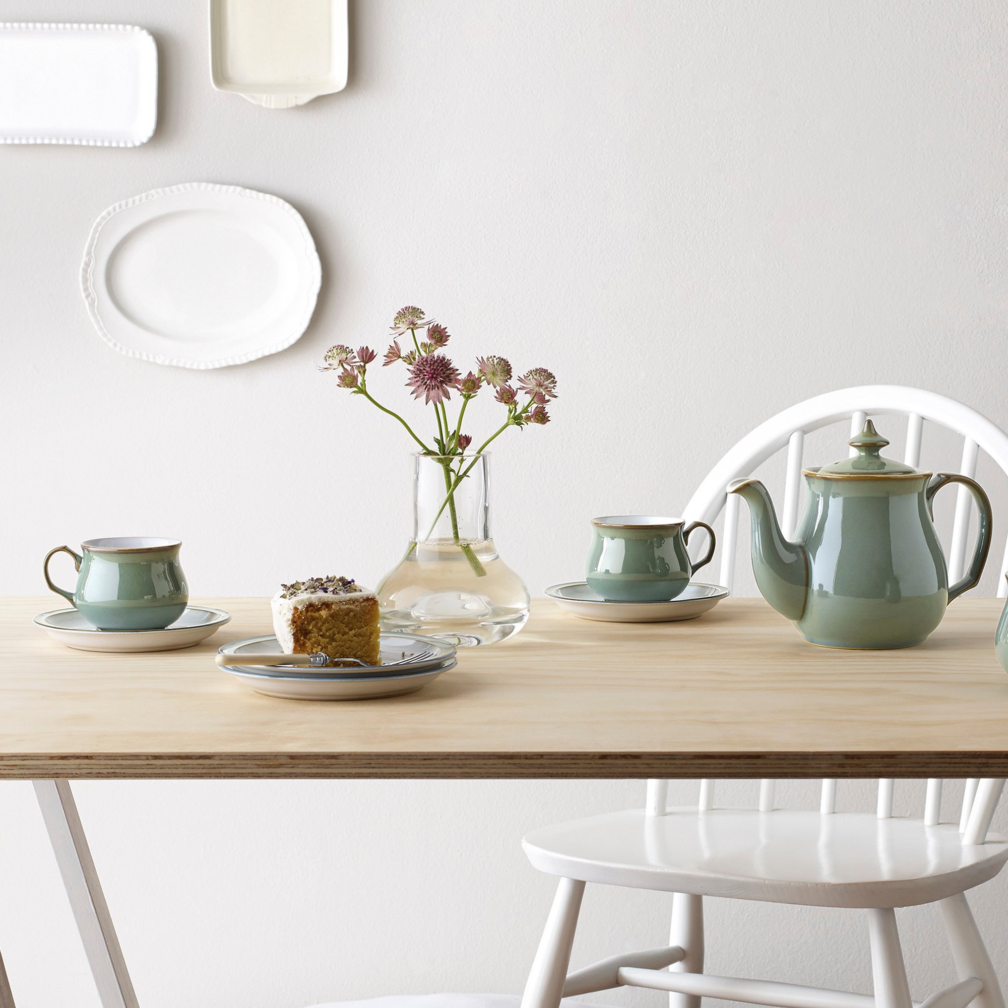 Denby Regency Green 16-Piece Ceramic Dinnerware Set - 4 Dinner Plates, 4 Salad Plates, 4 Cereal Bowls & 4 Mugs - Dishwasher & Microwave Safe Tableware - Perfect for Family Dinners, Parties & Everyday Use
