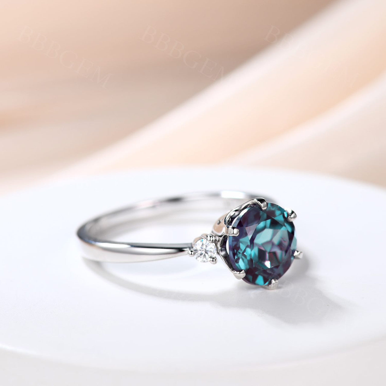Vintage 7mm Round Alexandrite & Moissanite Three Stone Engagement Ring - 6 Prong Setting for Weddings, Anniversaries & Special Occasions