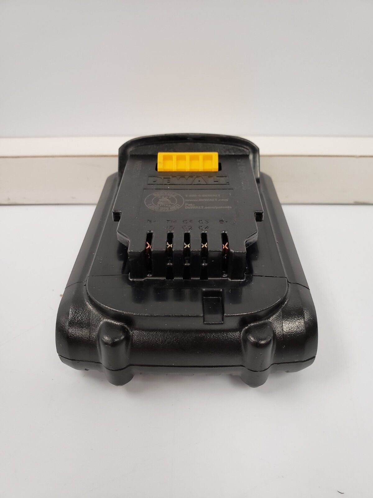 DEWALT DCB201 20V MAX Lithium-Ion Battery 1.5Ah - Compatible with DEWALT 20V Power Tools - Perfect for Drills, Saws & Other Cordless Tools