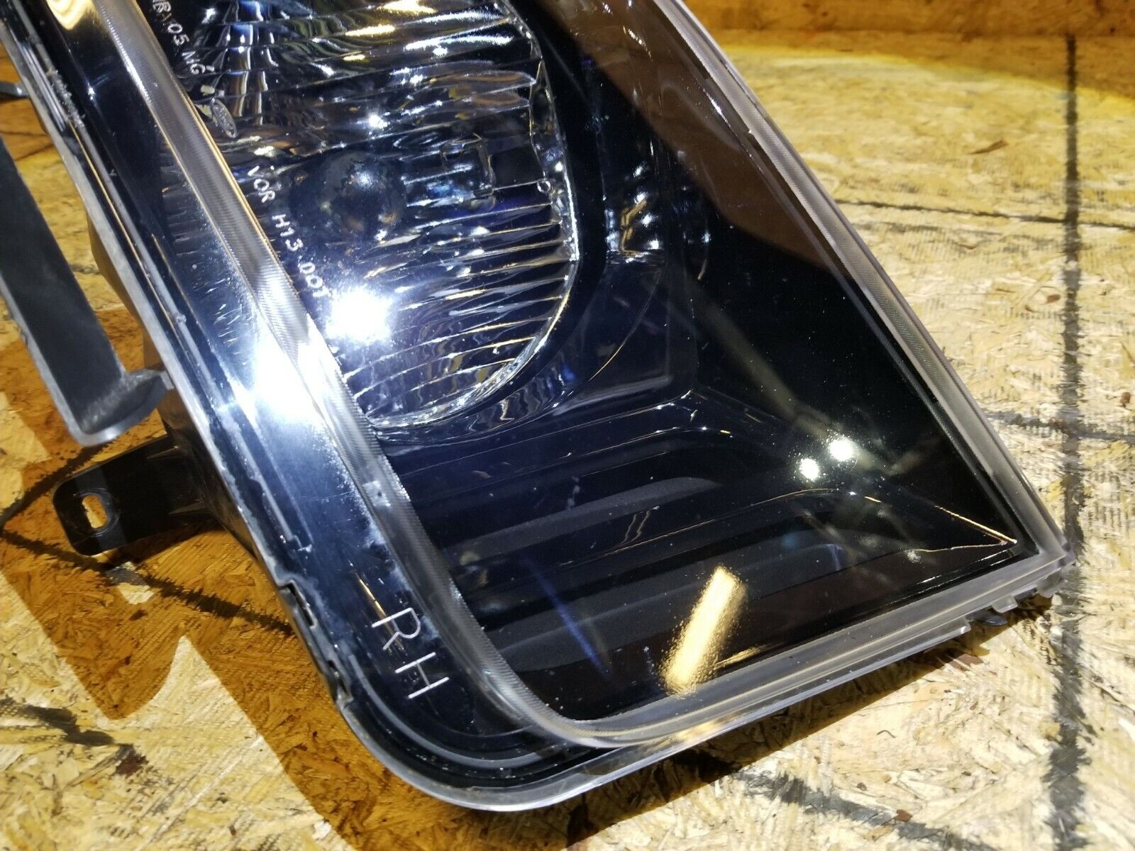 2005-2009 Ford Mustang Right Passenger Side Headlight Assembly - OEM Replacement Part for Improved Night Driving & Safety