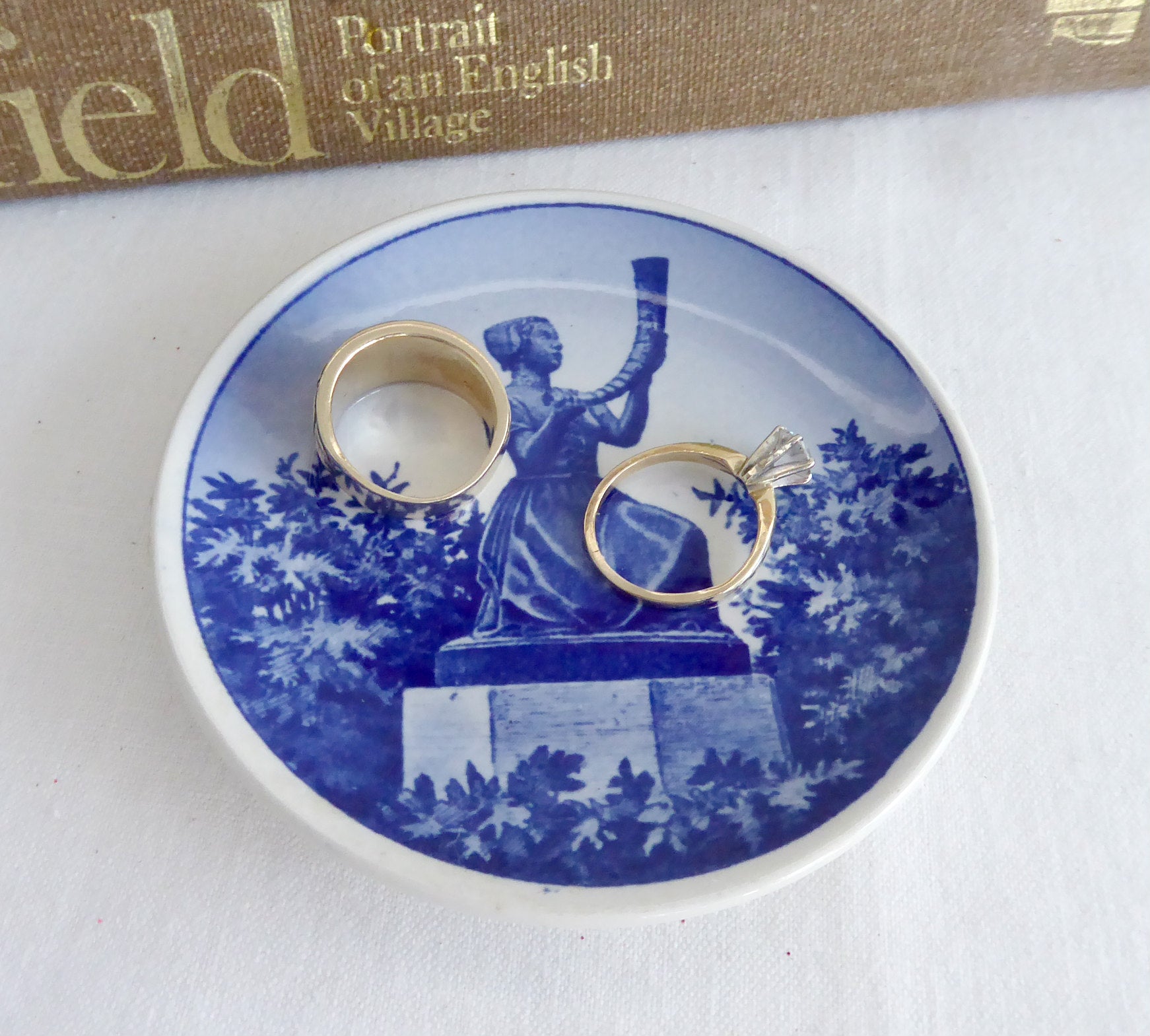 Royal Copenhagen Teabag Caddy - Butter Pat Pigen Mid Gulhornet Girl Horn - Elegant Danish Tea Storage for Home & Kitchen Decor - Perfect for Afternoon Tea & Gifting